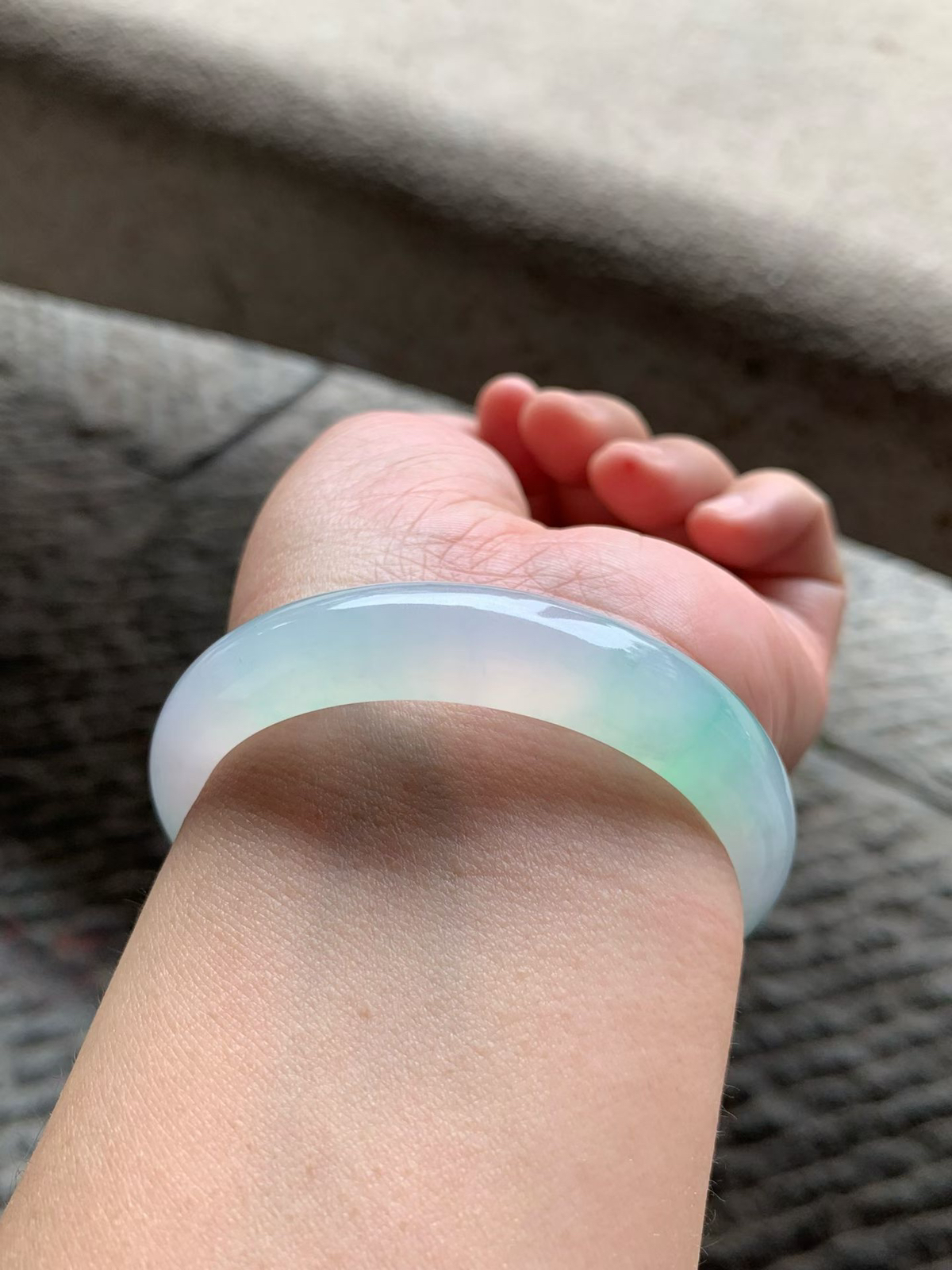 淡春彩正圈手镯尺寸55.8*12*7 老种通透，纯净细腻，胶感十足，紫绿相间，淡雅清新，上手灵气轻盈，清透感拉满！