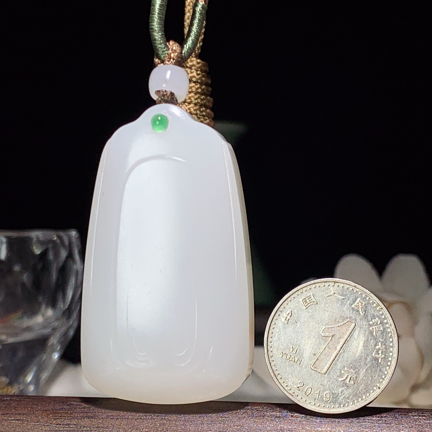新疆和田玉羊脂白玉平安无事牌挂件。尺寸50/28/13重44克 玉质细腻油润 底色纯净 脂粉好，品质好！lt260323