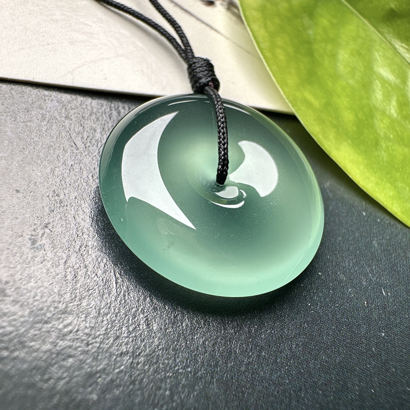 【冰种晴绿平安扣】质地细腻，品质很好，冰感十足，胶感明显，收藏品质