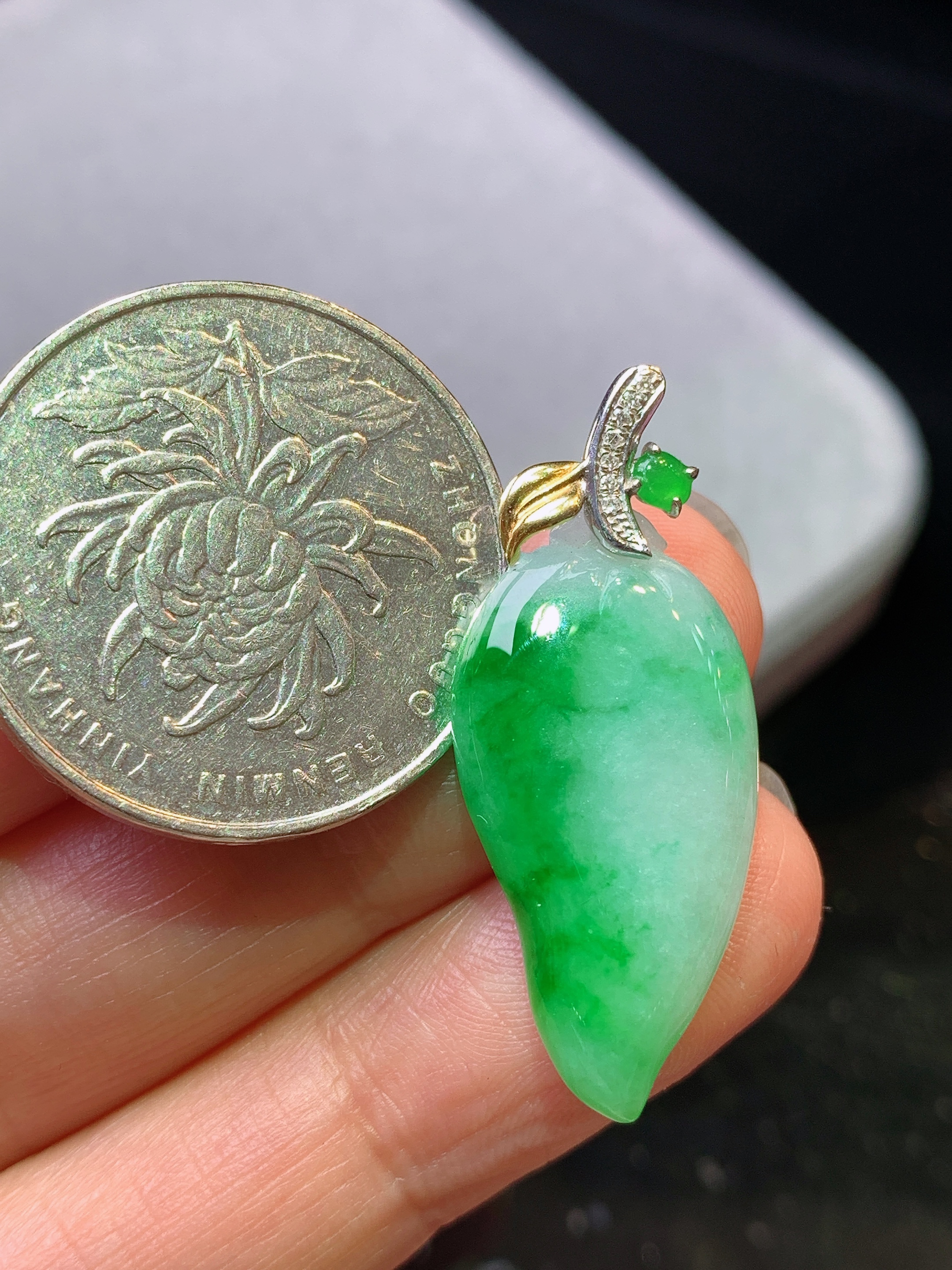 18k金钻镶嵌翠绿福瓜吊坠 玉质细腻 色泽艳丽清新 水润亮眼 整体尺寸32.5*13.5*6b1