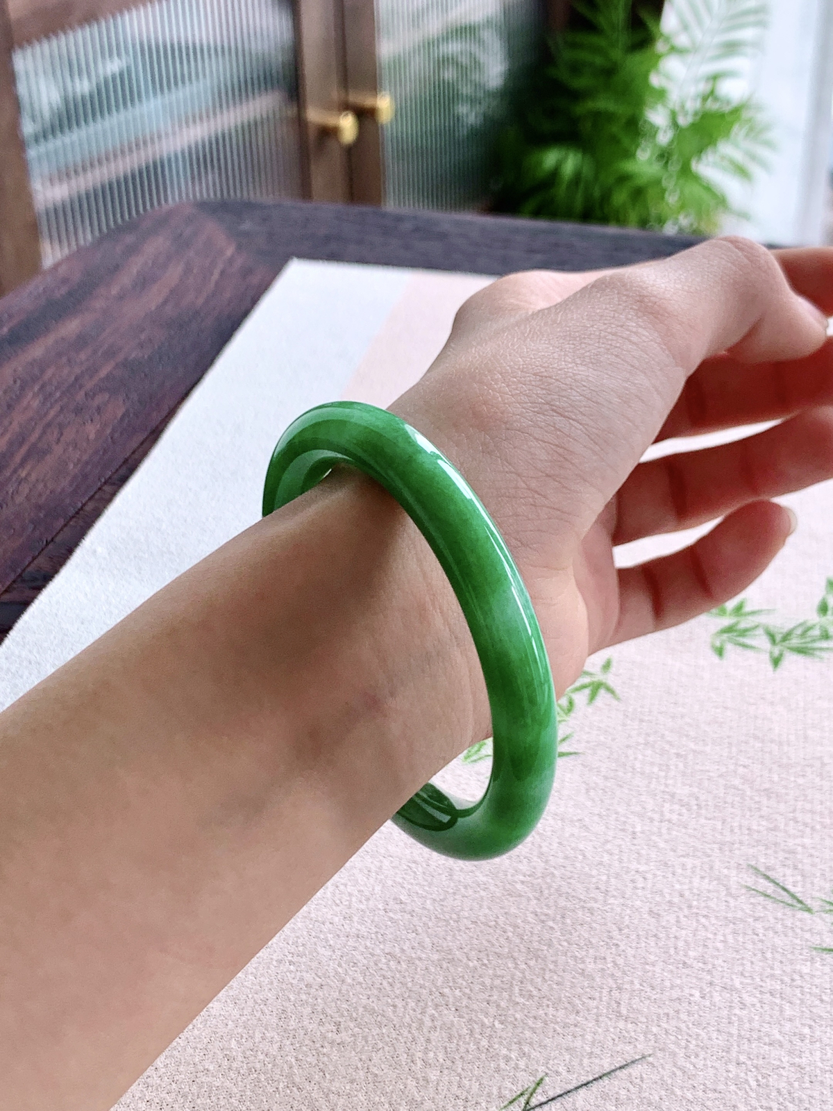 【手镯】️圆条 圈口 53 54
【尺寸】52.9-8.7-8.5
【说明】满绿凝脂 冰阳绿 满绿 小圈口 种老细腻 缅甸A货翡翠 有细纹
