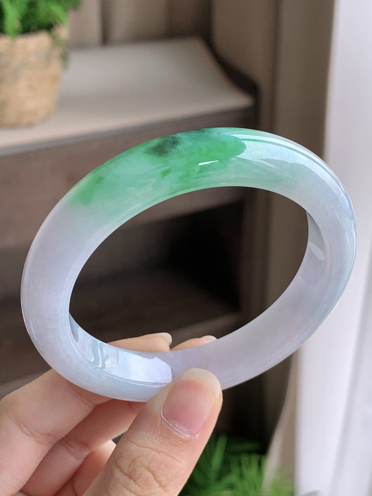 【手镯】正圈 圈口 57 58
【尺寸】58.2-12.6-10
【说明】飘绿花 冰飘花 腕间水墨 种老细腻 缅甸A货翡翠 有小细纹