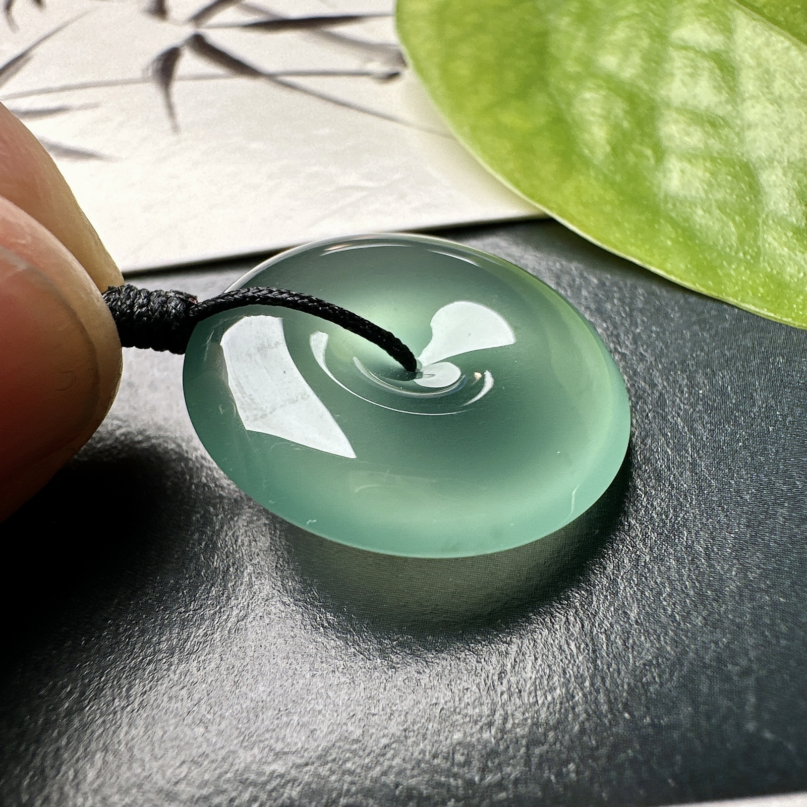 【冰种晴绿平安扣】质地细腻，品质很好，冰感十足，胶感明显，收藏品质