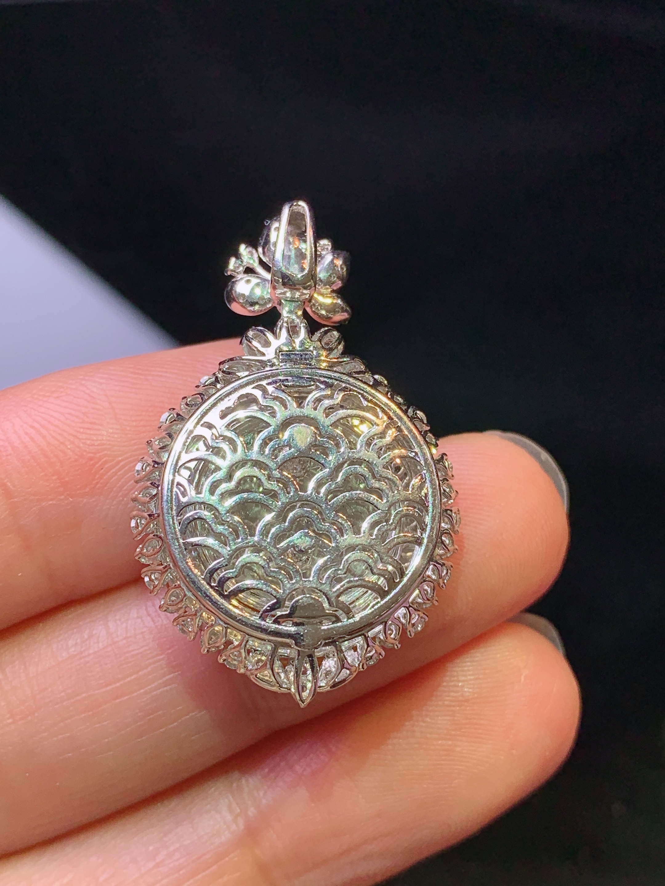 18k金钻镶嵌黄翡平安扣吊坠 玉质细腻 色泽艳丽清新 水润亮眼 整体尺寸32*20.3*8.5b1