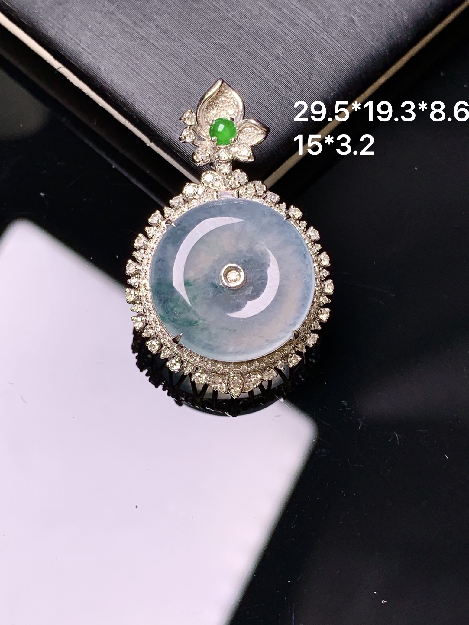 18k金钻镶嵌冰种平安扣吊坠 玉质细腻 色泽艳丽清新 水润亮眼 整体尺寸29.5*19.3*8.6y4