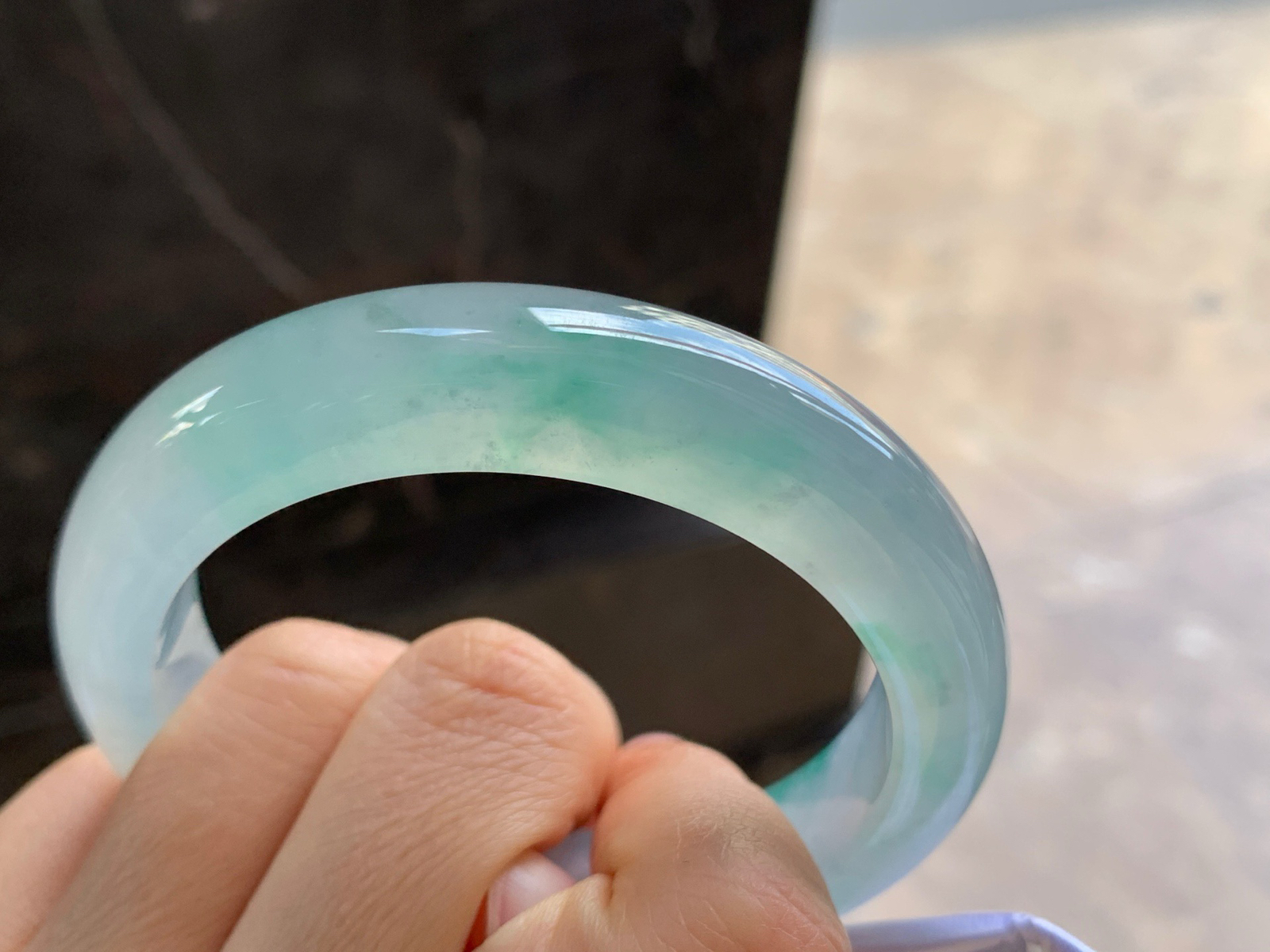 57-13-9.2

冰种飘绿手镯^_^透亮