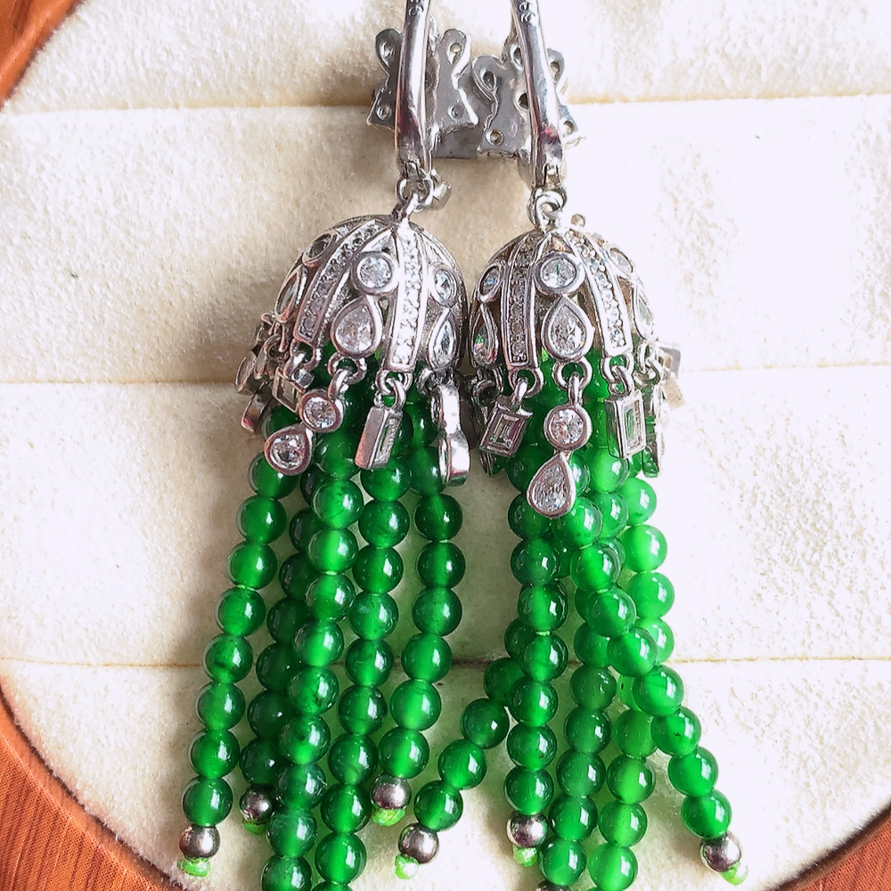 冰满绿翡翠925银镶嵌耳钉，自然光实拍，翠色灵动，颜色漂亮，种老水足，品相佳，佩戴佳品！W481.21  取一整体尺寸：62-12mm  裸石尺寸：3mm