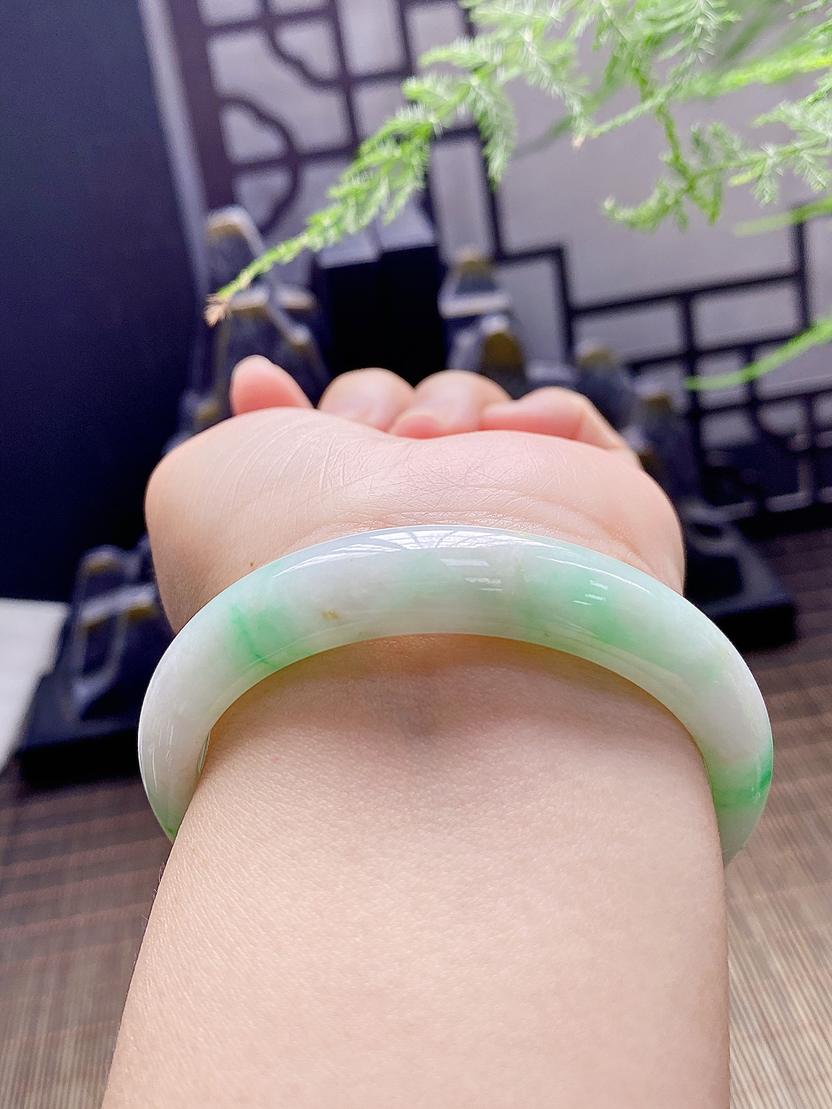 56-57圈可戴。翡翠的浪漫，藏在这抹天然翠色里。干净的白底，灵动的飘绿，上手不张扬，却自带东方雅致