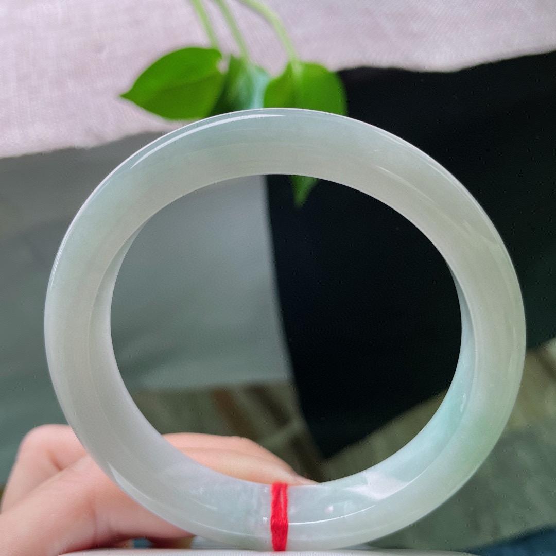 60/11.6/8.4，淡绿底正圈，大圈口，水头好，质地温润细腻，干净，棉线，