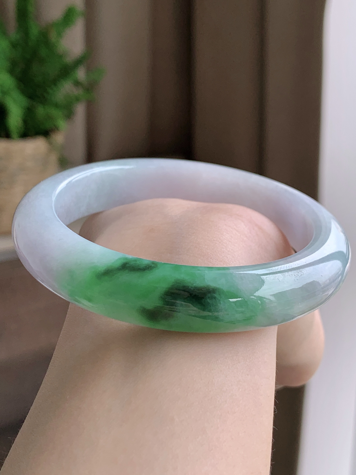 【手镯】正圈 圈口 57 58
【尺寸】58.2-12.6-10
【说明】飘绿花 冰飘花 腕间水墨 种老细腻 缅甸A货翡翠 有小细纹