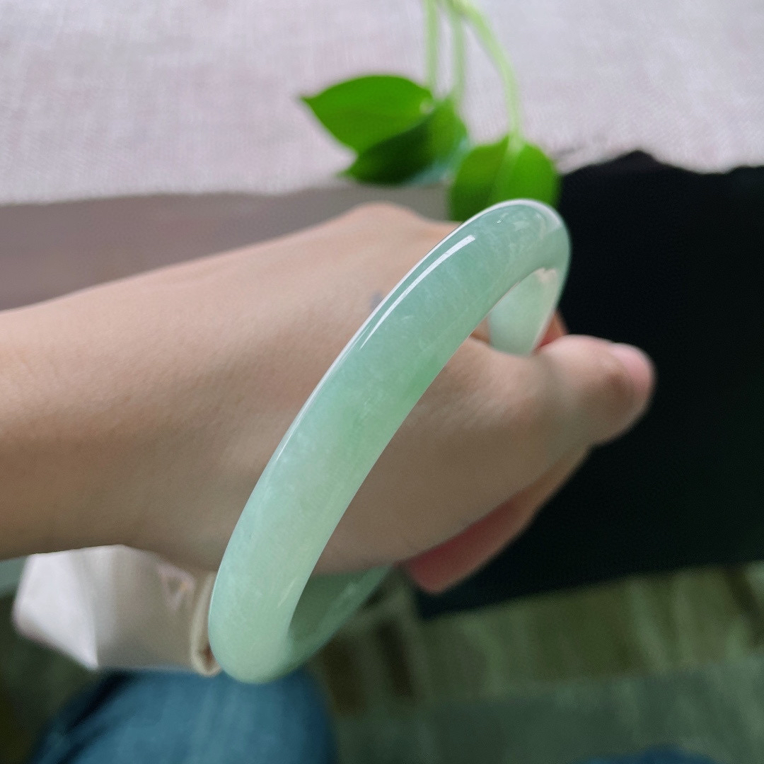 58.8/9.4，果绿底圆条，凝萃的永恒，举手投足间尽显优雅端庄的气质，无暇