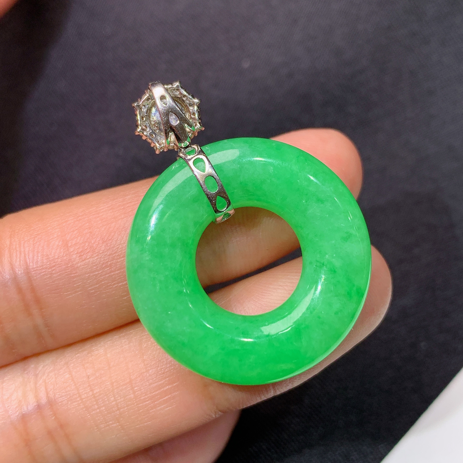 阳绿甜甜圈吊坠，18k金镶嵌，冰润色阳，玉质细腻，种水足，Cj 尺寸34.5*26.3*6.6