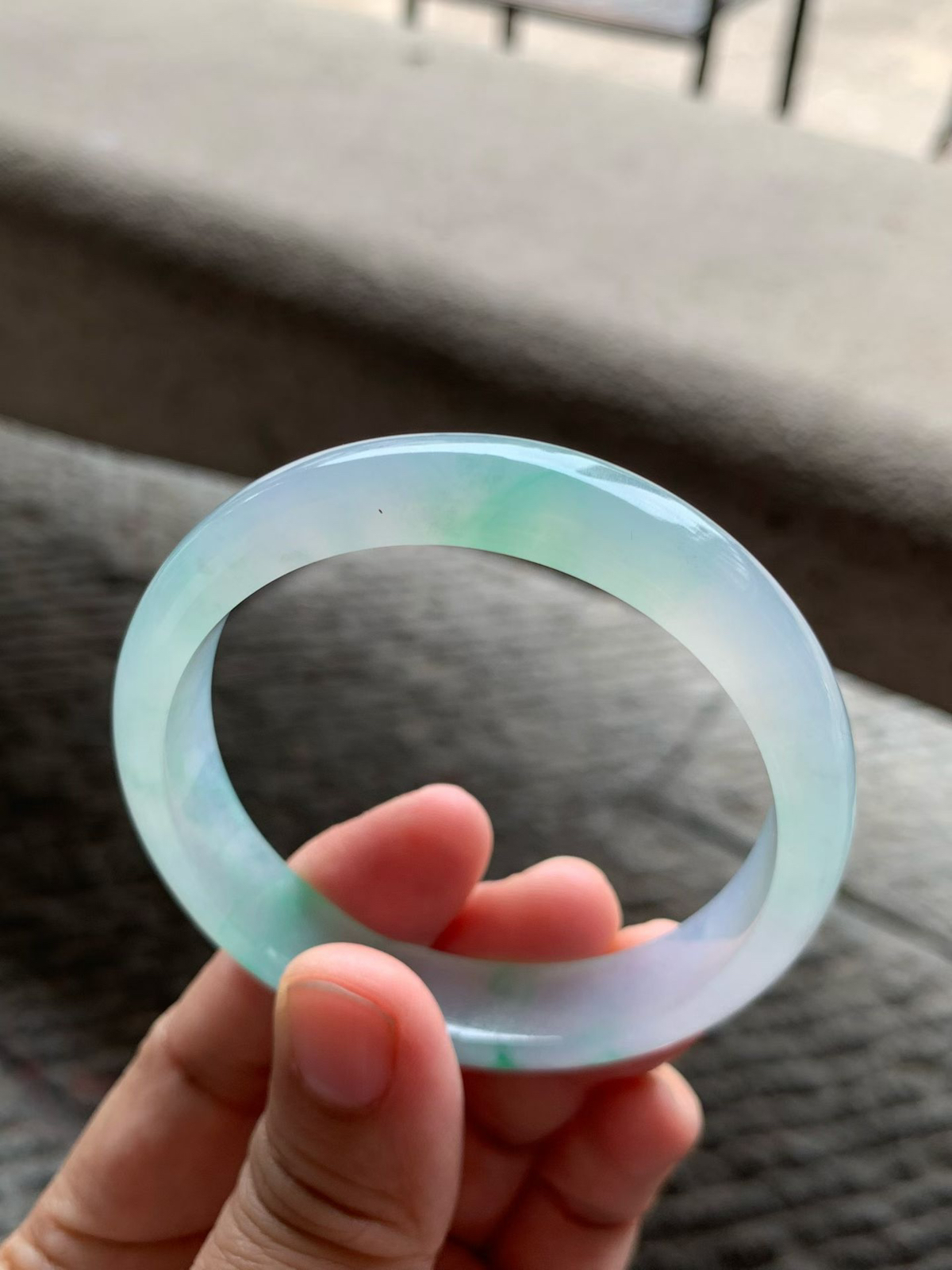 淡春彩正圈手镯尺寸55.8*12*7 老种通透，纯净细腻，胶感十足，紫绿相间，淡雅清新，上手灵气轻盈，清透感拉满！