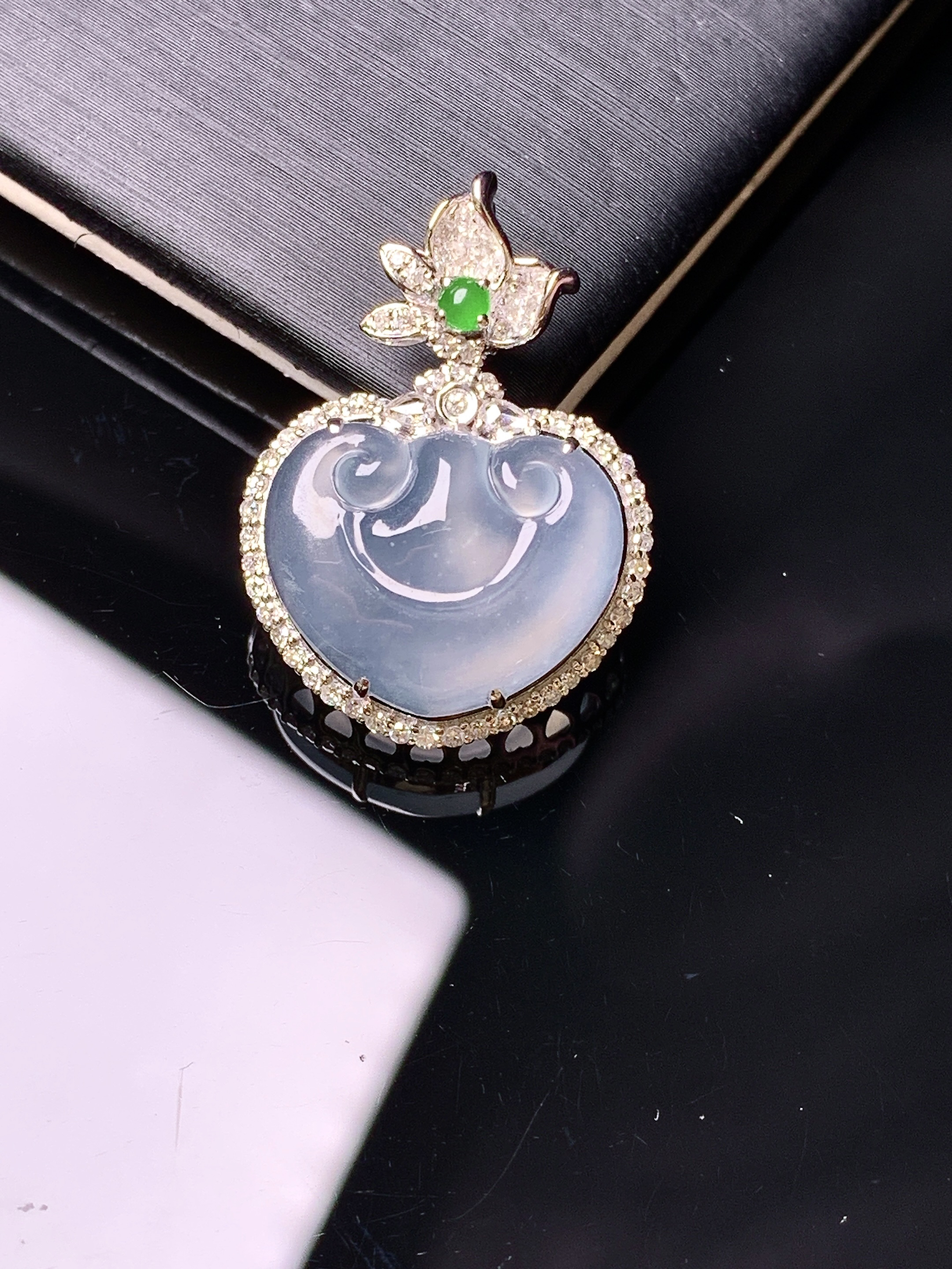 18k金钻镶嵌冰种如意头吊坠 玉质细腻 色泽艳丽清新 水润亮眼 整体尺寸26.2*18.8*7.3f