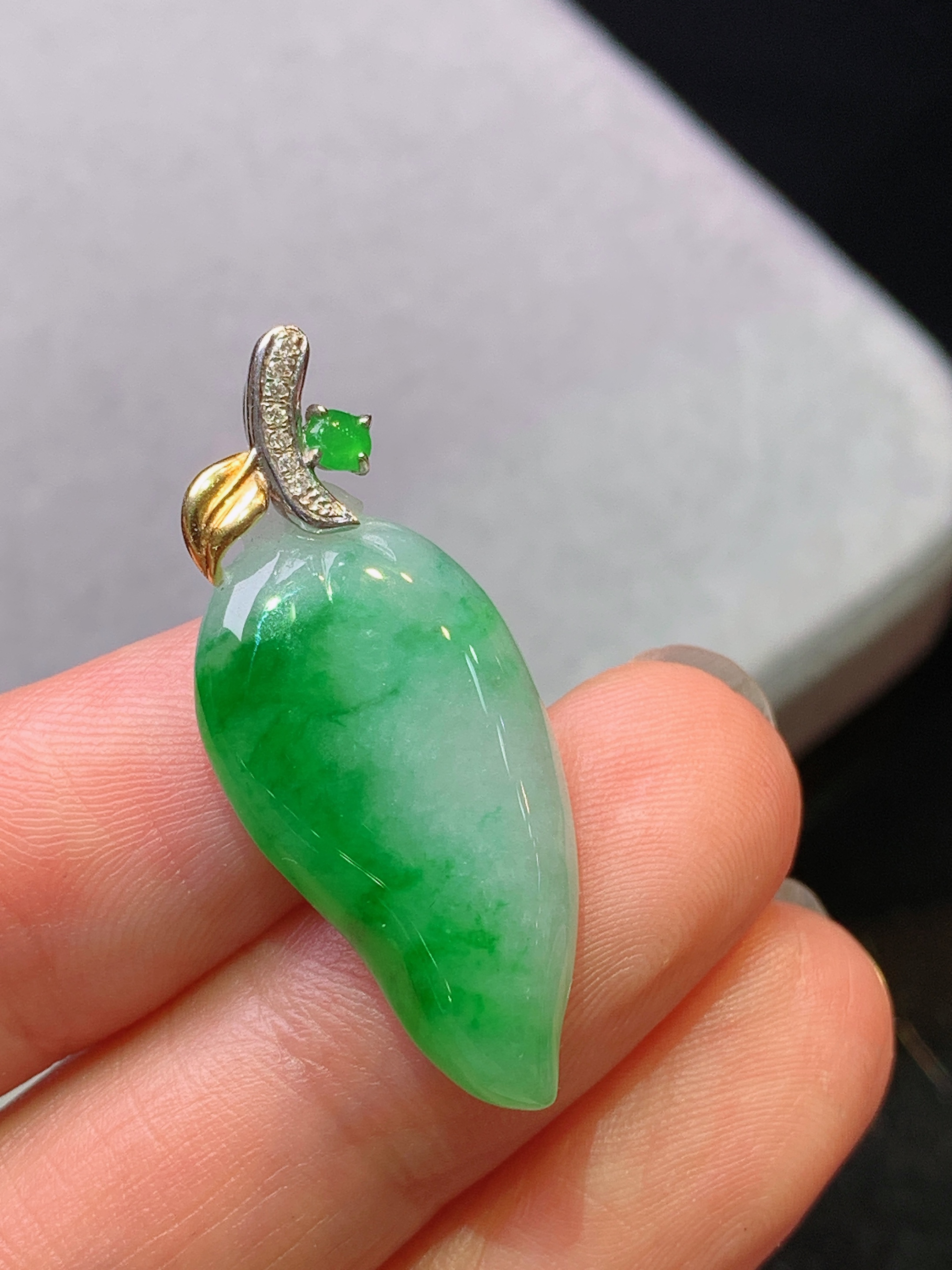 18k金钻镶嵌翠绿福瓜吊坠 玉质细腻 色泽艳丽清新 水润亮眼 整体尺寸32.5*13.5*6b1