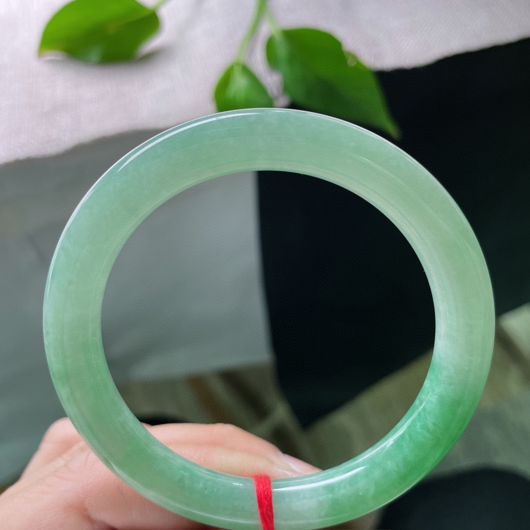 56.8/9，绿底圆条，颜色鲜艳夺目，佩戴贵气，温柔贤惠，水润