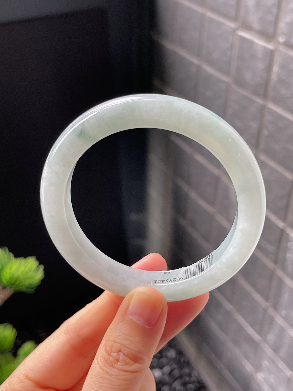 正圈55圈口，翡翠糯化种淡绿色手镯