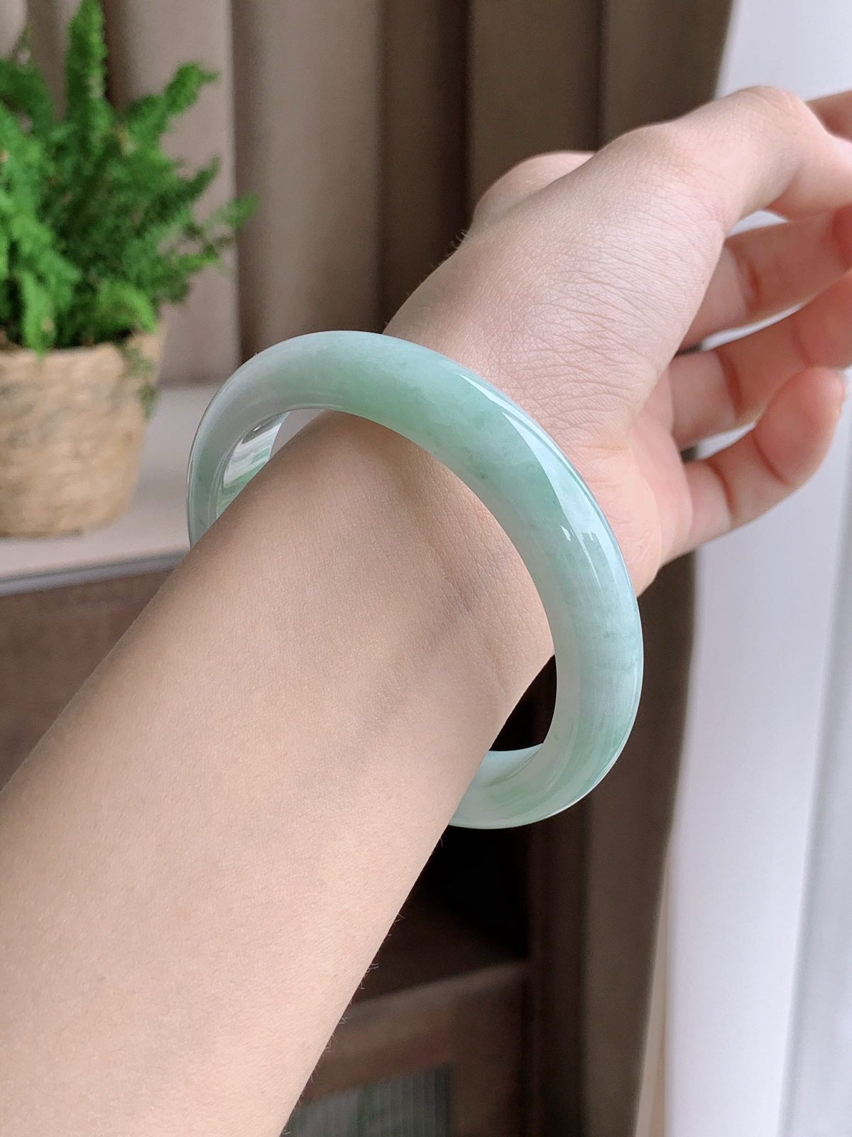 【手镯】正圈 圈口 55 56
【尺寸】55.7-11.9-7.6
【说明】冰飘花 烟雨晴水 种老细腻 缅甸A货翡翠 完美