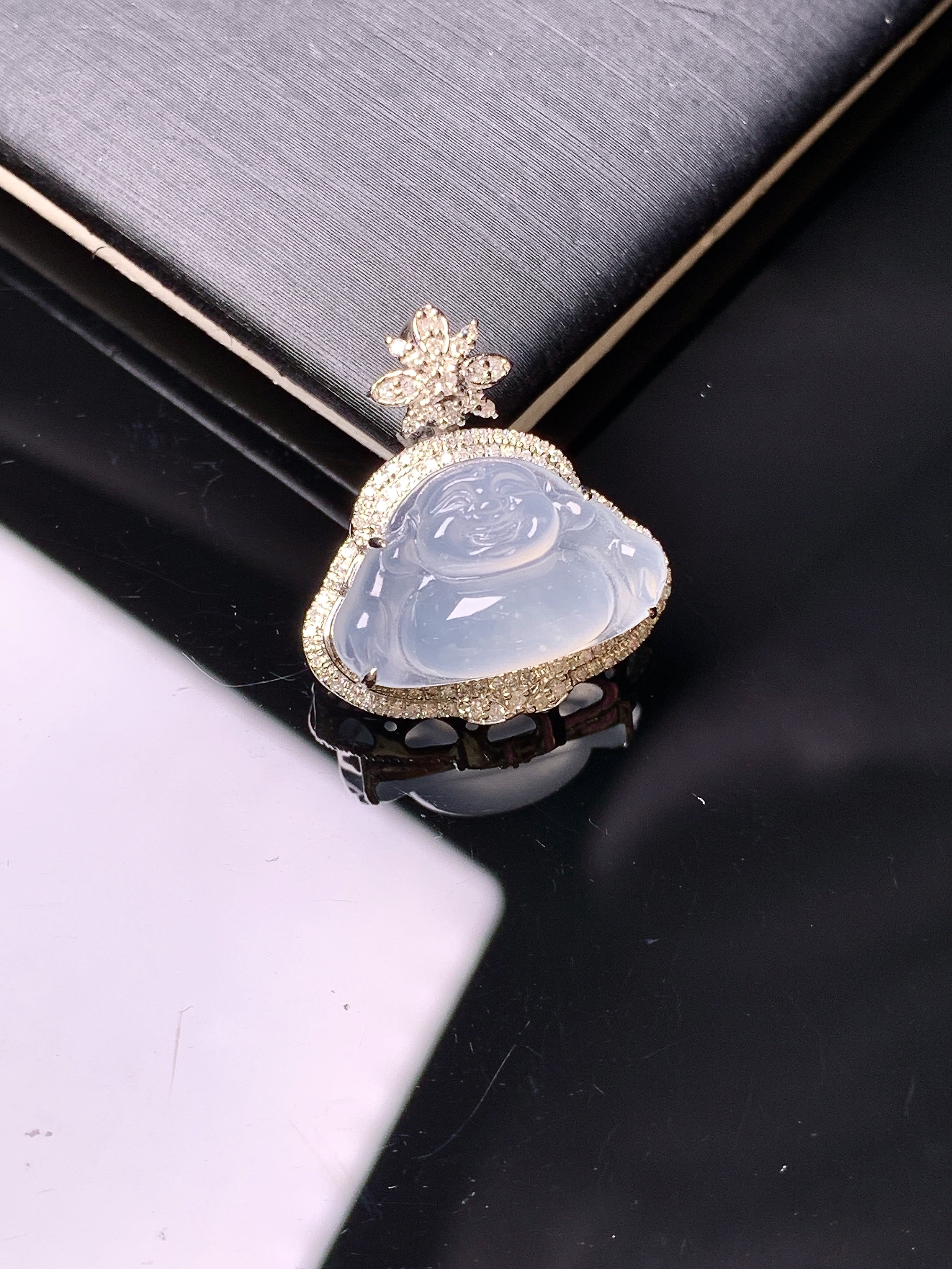 18k金钻镶嵌冰种佛公吊坠 玉质细腻 色泽艳丽清新 水润亮眼 整体尺寸20.8*18.8*8.8y4