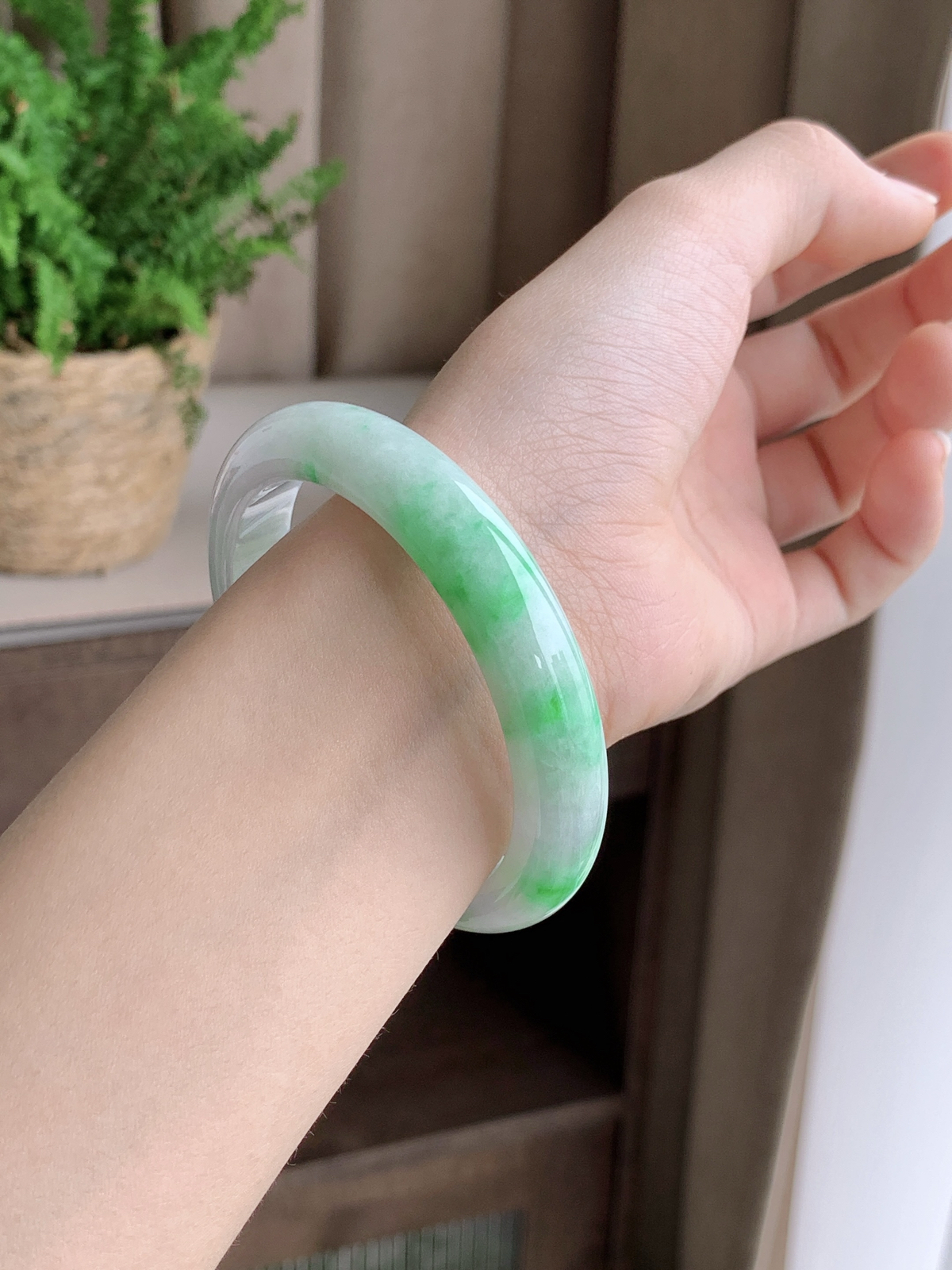 【手镯】正圈 圈口 55 56
【尺寸】56-10.9-7.8
【说明】飘绿花 冰飘花 金丝绿 白底青 种老细腻 缅甸A货翡翠 完美