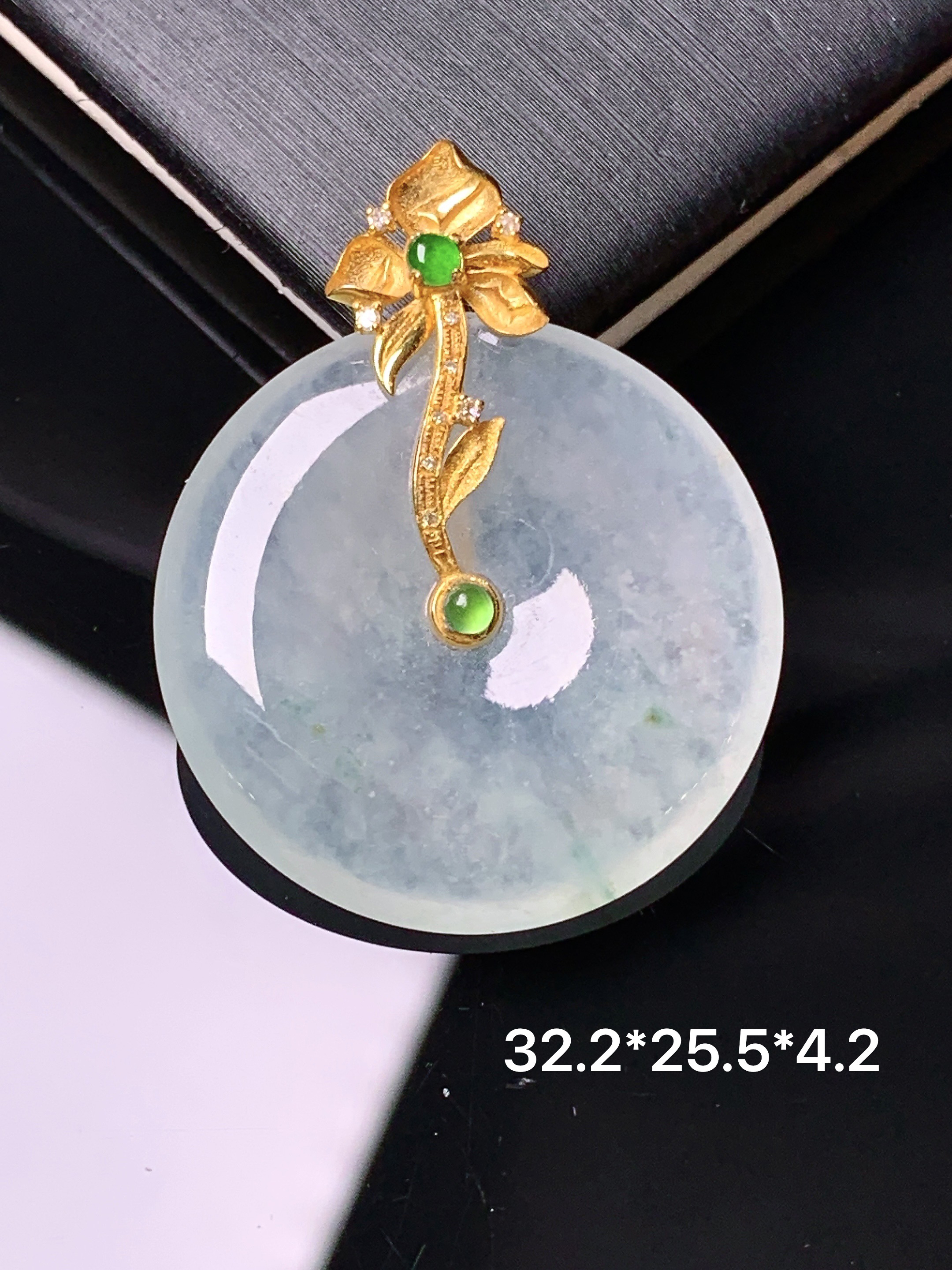 18k金钻镶嵌冰种平安扣吊坠 玉质细腻 色泽艳丽清新 水润亮眼 整体尺寸32.2*25.5*4.2zy