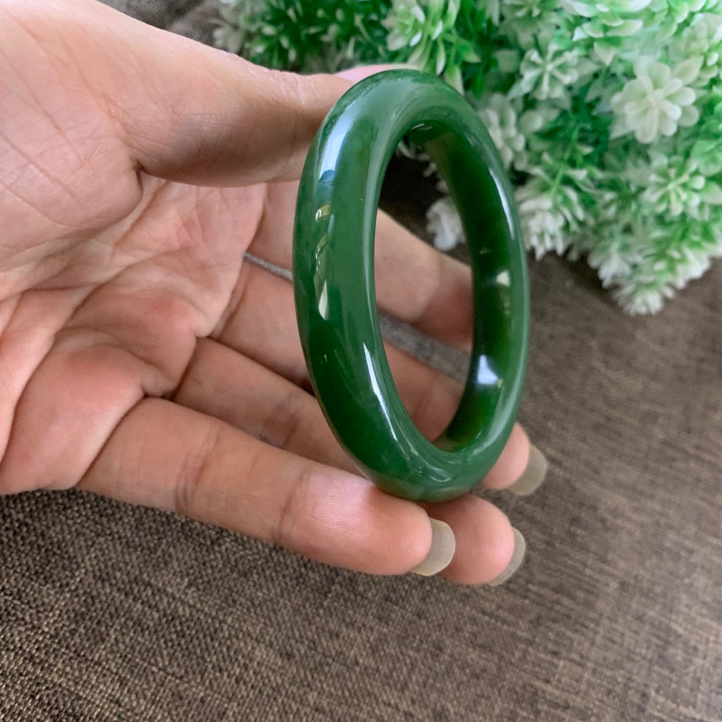 和田玉碧玉56.5圈口阳绿色手镯，镯型古朴典雅。在诗情画意的雨巷相遇，你是我腕间的一抹风情，有你眸有深情.清风荡漾湖间静水，我愿俯身低眉，在烟波涟漪处寻你