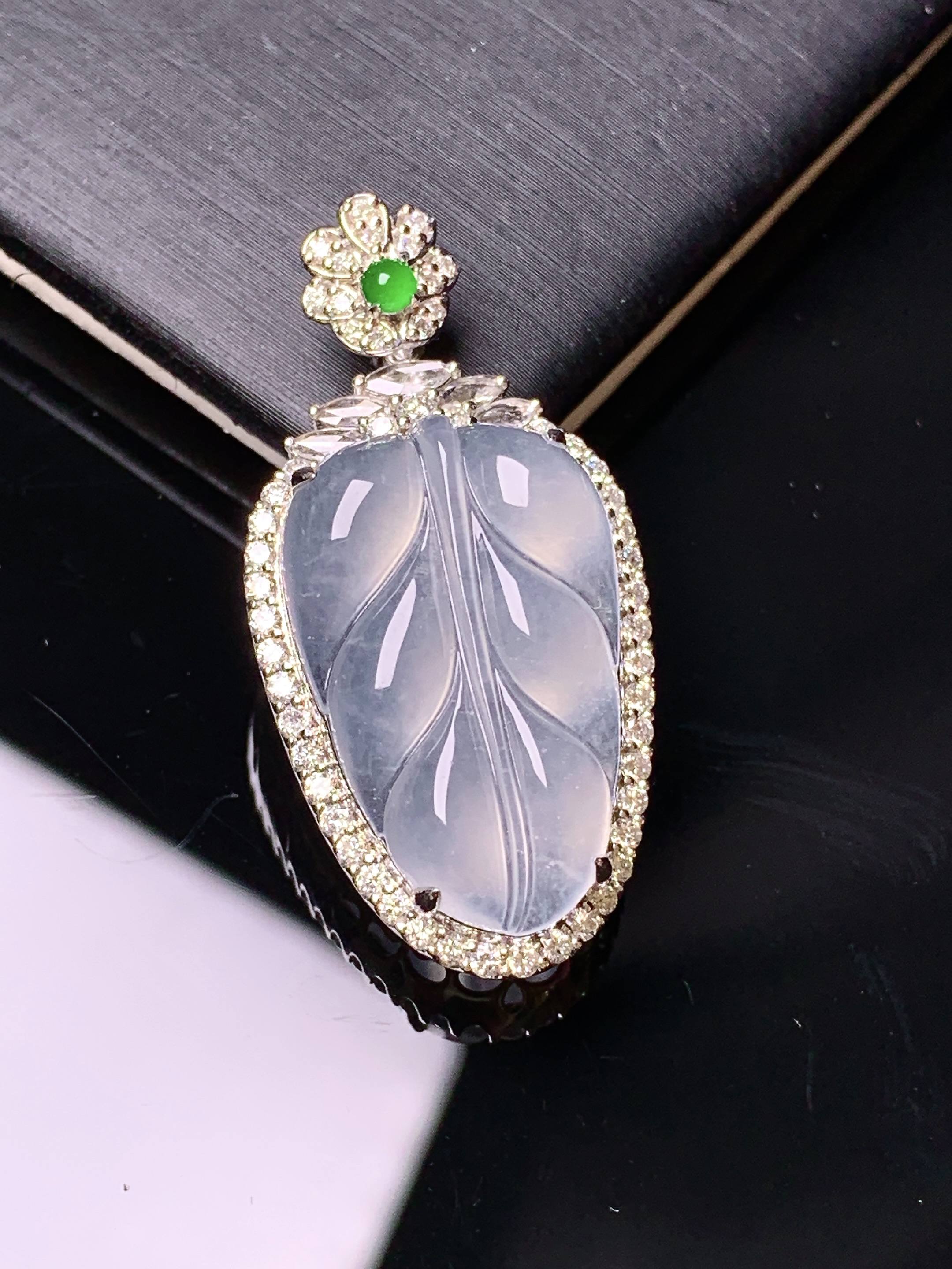 18k金钻镶嵌冰种树叶吊坠 玉质细腻 色泽艳丽清新 水润亮眼 整体尺寸35.2*17.2*8.2d2