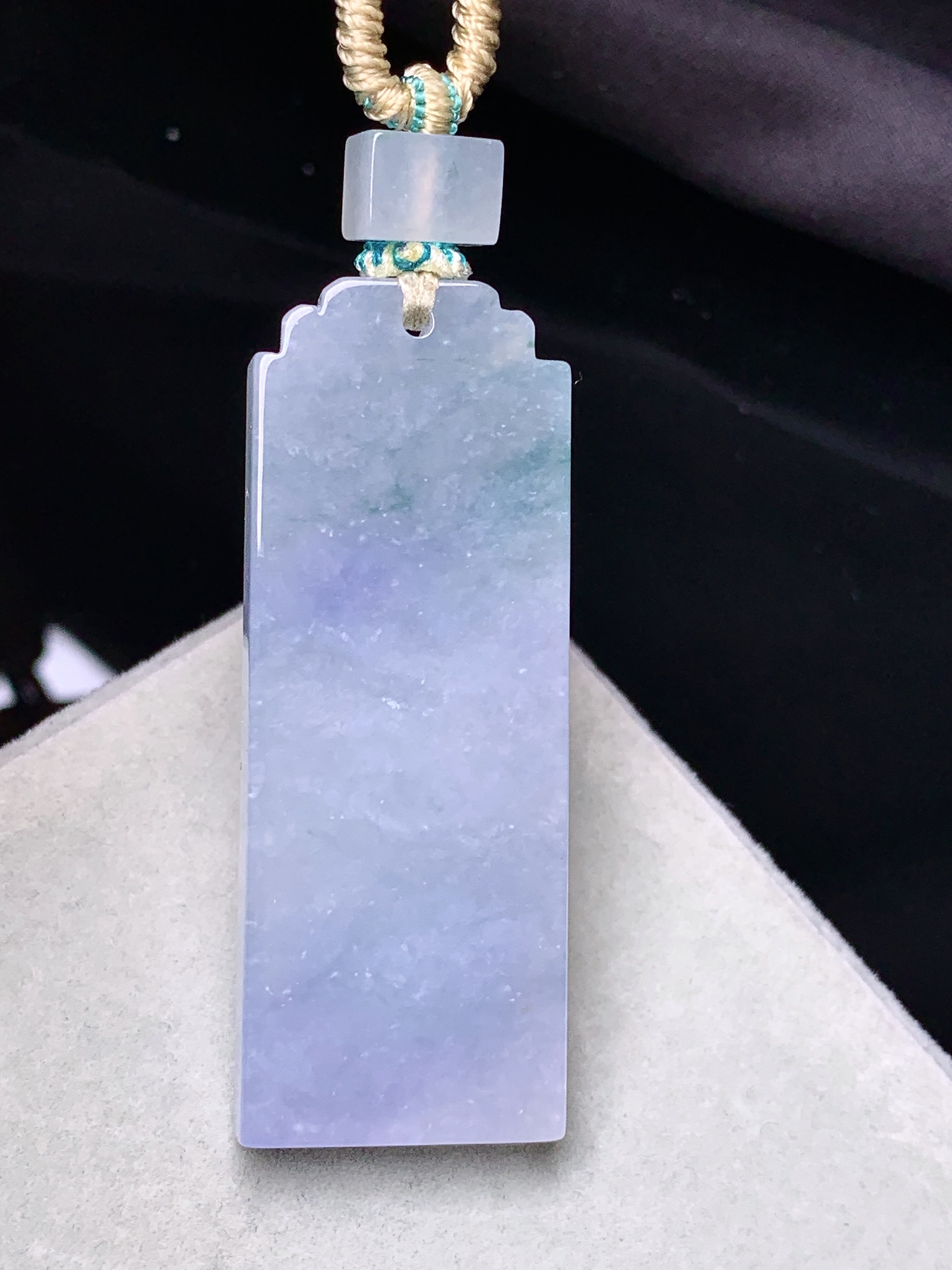 紫罗兰飘绿无事牌吊坠 玉质细腻 色泽艳丽清新 水润亮眼 整体尺寸47*17.8*5L1