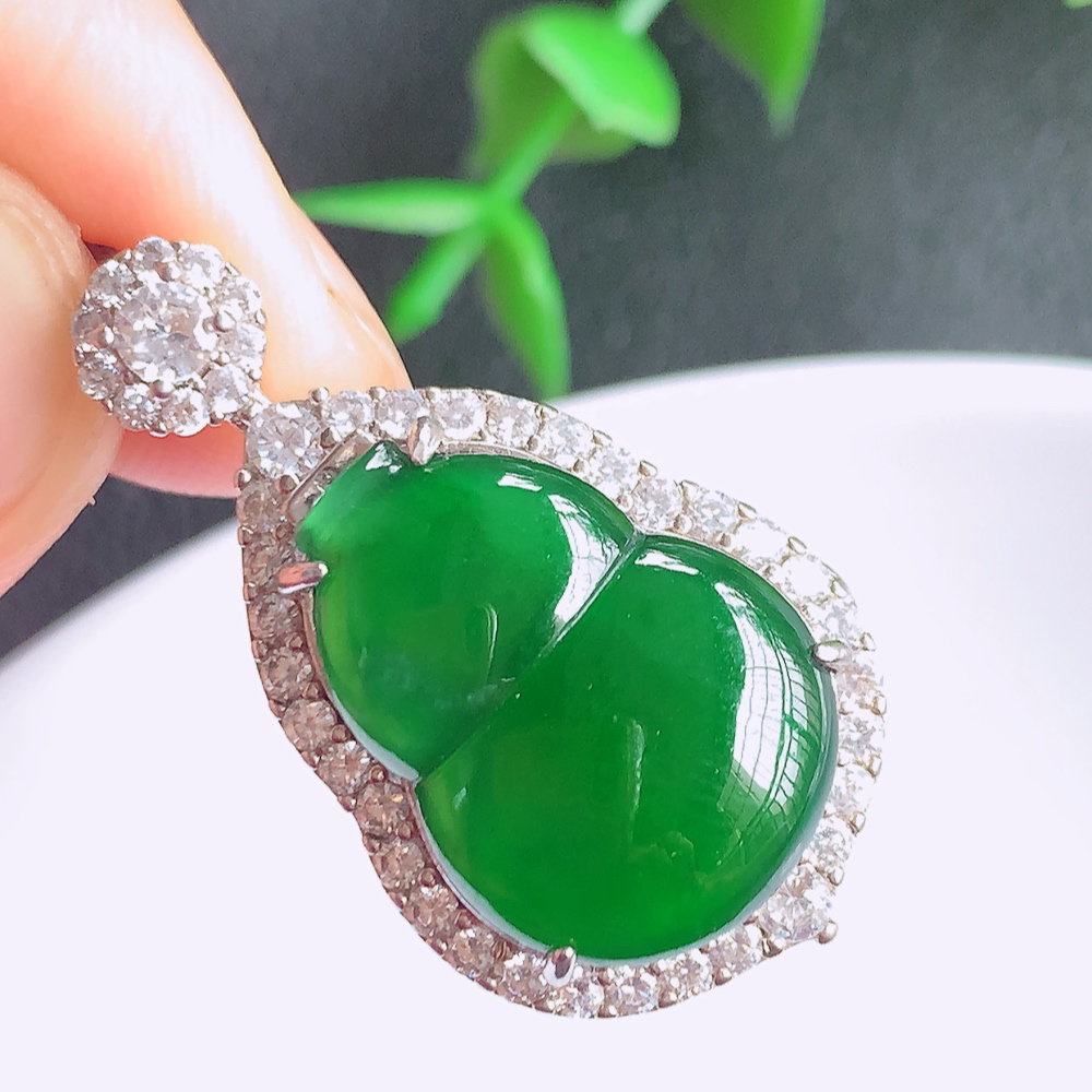 冰润满绿925银镶葫芦翡翠吊坠  寓意“福禄双全，加官进爵，财源滚滚” 莹润通透，抱满大气  清新脱俗    W481.21  整体尺寸：32.6-18.2-10mm    裸石尺寸：19-14.5mm