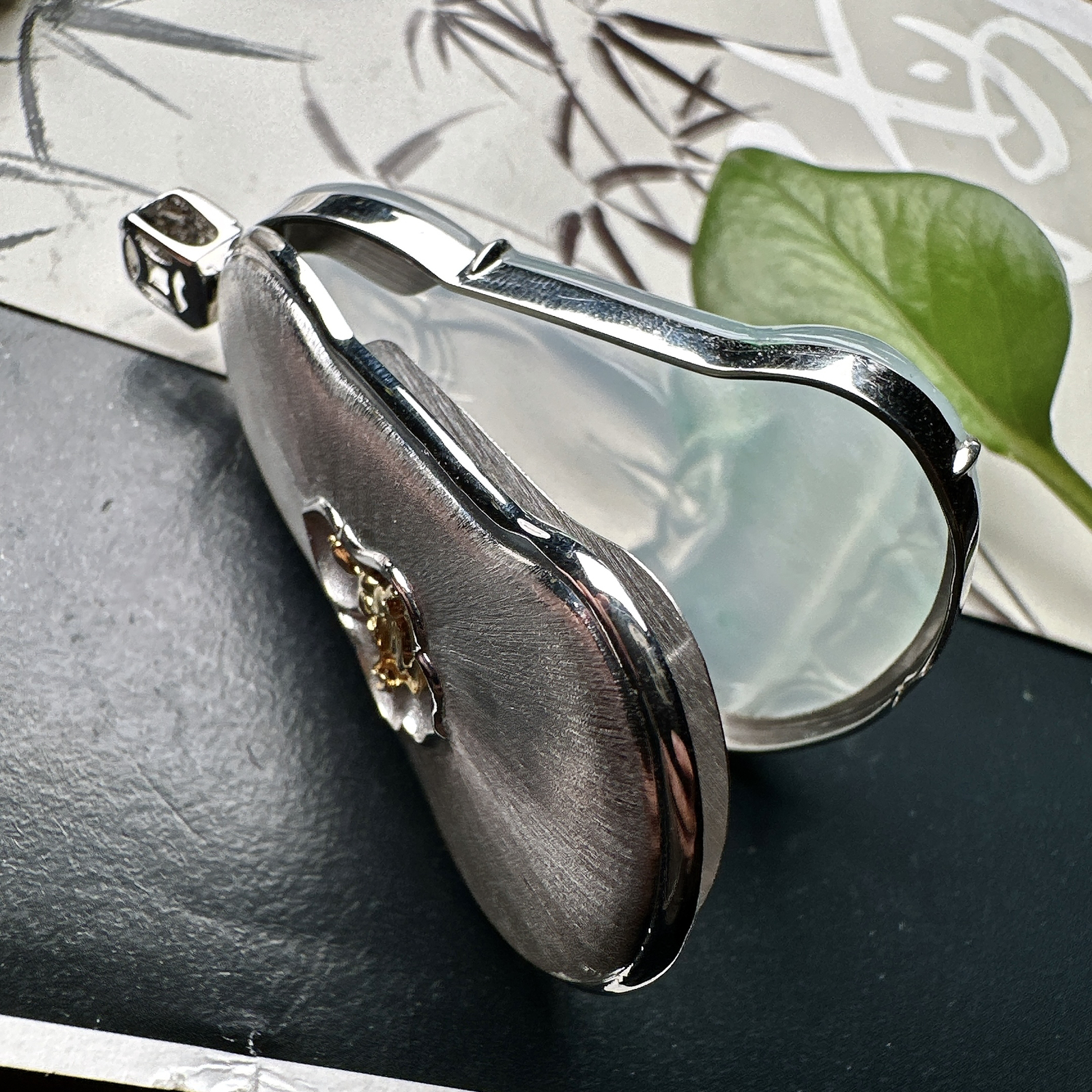 【冰种飘花素衣观音】质地细腻，通透度上佳，冰感十足，适合佩戴，收藏品质，18k金钻镶嵌，裸石尺寸54.5*37.6*4.8毫米