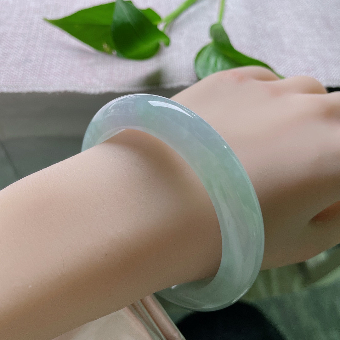 57.8/11.3/9.3绿底正圈，清润，温柔入骨，上手显白又气质。自带滤镜，无暇