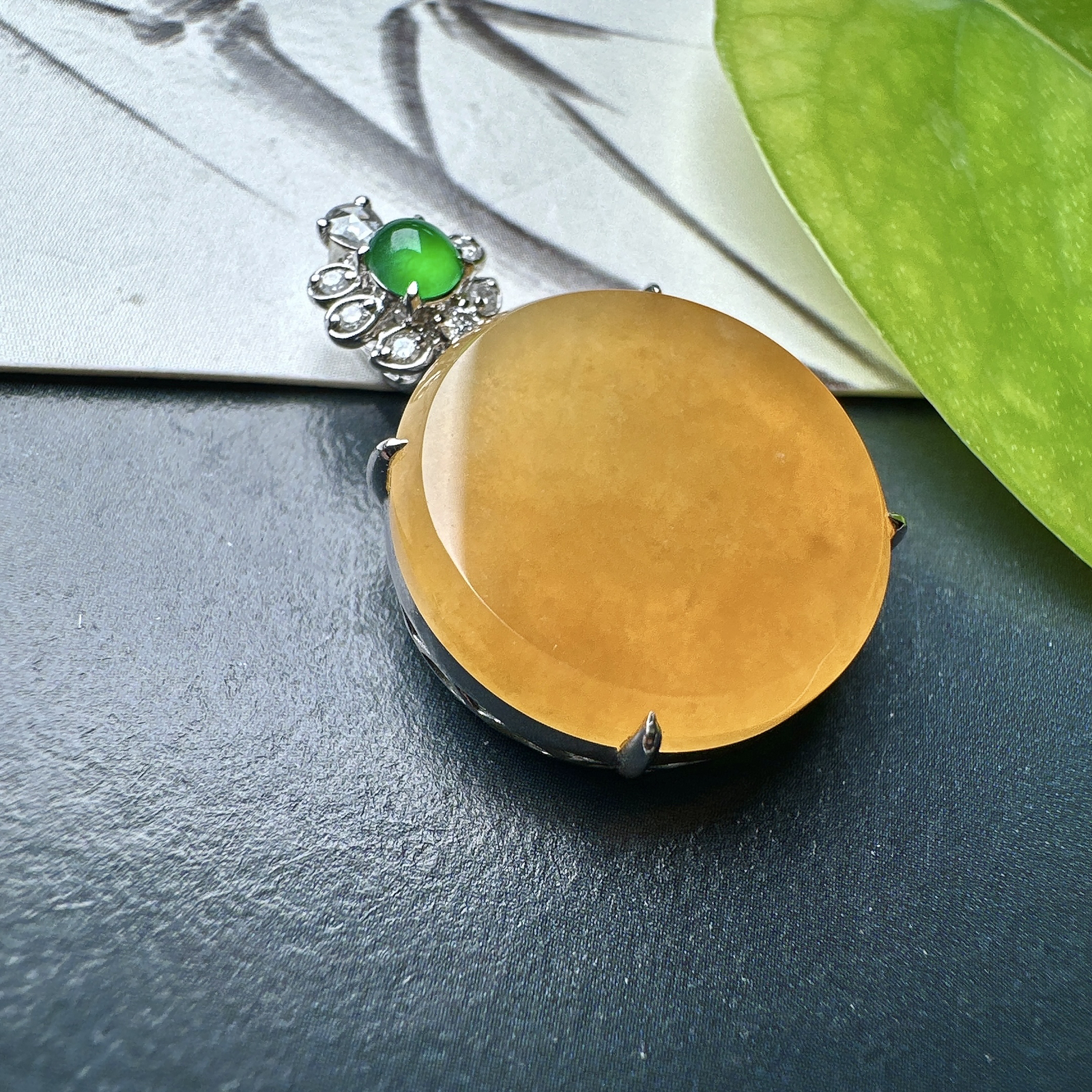 【冰种黄翡圆无事牌吊坠】质地细腻，冰润通透，晶莹闪亮。收藏品质，18k金钻镶嵌，裸石尺寸16.3*3