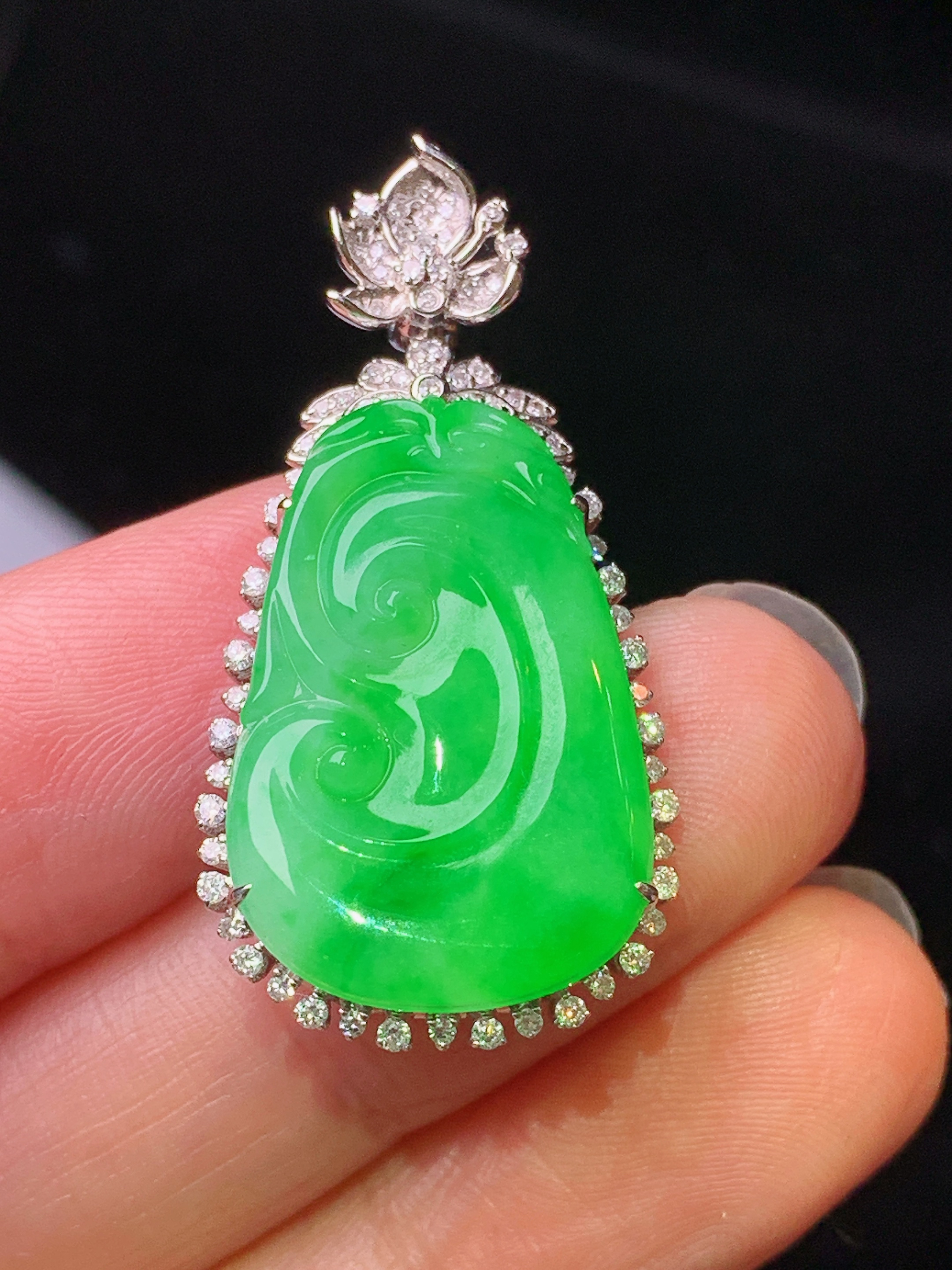 18k金钻镶嵌翠绿如意吊坠 玉质细腻 色泽艳丽清新 水润亮眼 整体尺寸35*17.5*6.5b1