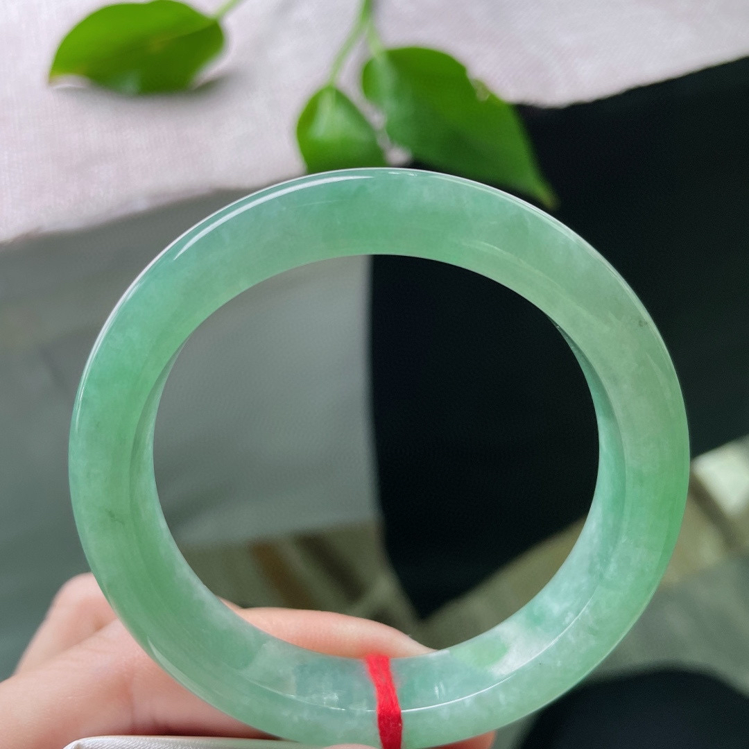 54.4/11.6/8.4，绿底正圈，满绿凝翠，一身贵气，低调却藏不住质感。棉线