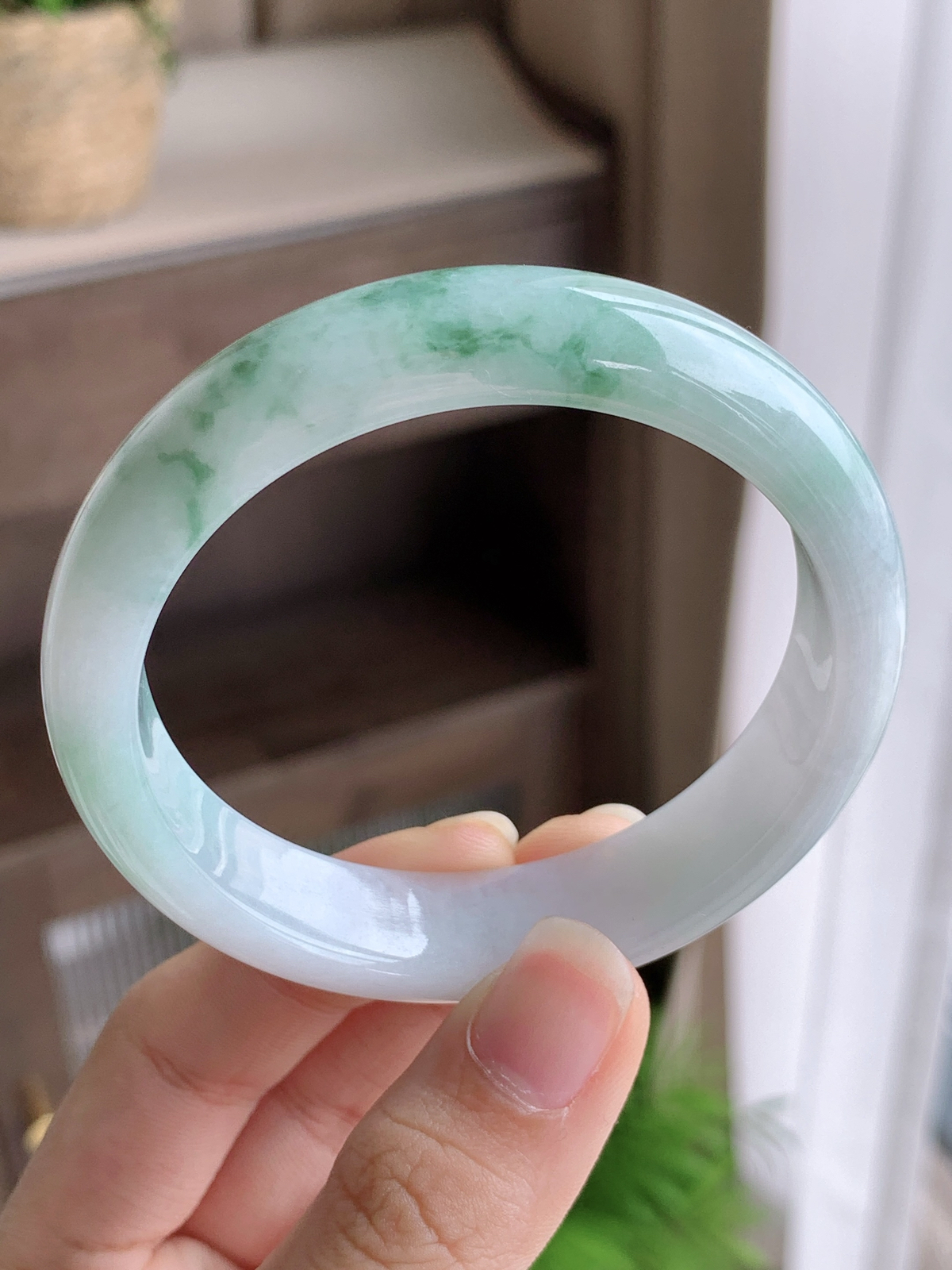 【手镯】正圈 圈口 54 55
【尺寸】55.1-13.2-7.3
【说明】冰飘花 烟雨江南 种老细腻 缅甸A货翡翠 完美