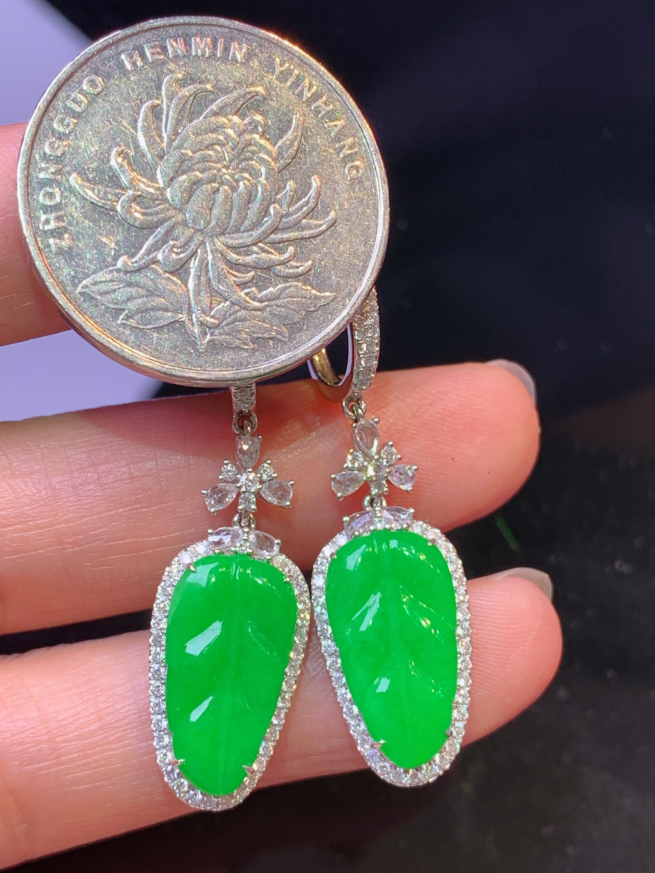 18k金钻镶嵌满绿树叶耳坠 玉质细腻 色泽艳丽清新 水润亮眼 整体尺寸40*10.8*4.5d2