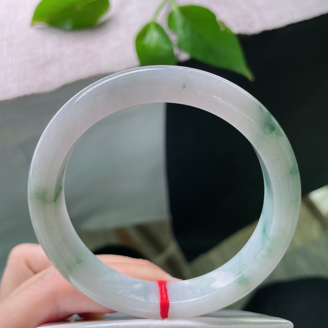 58.7/10.9/7.9。飘花正圈，白底，肉质细腻干净，洒金，细纹不影响