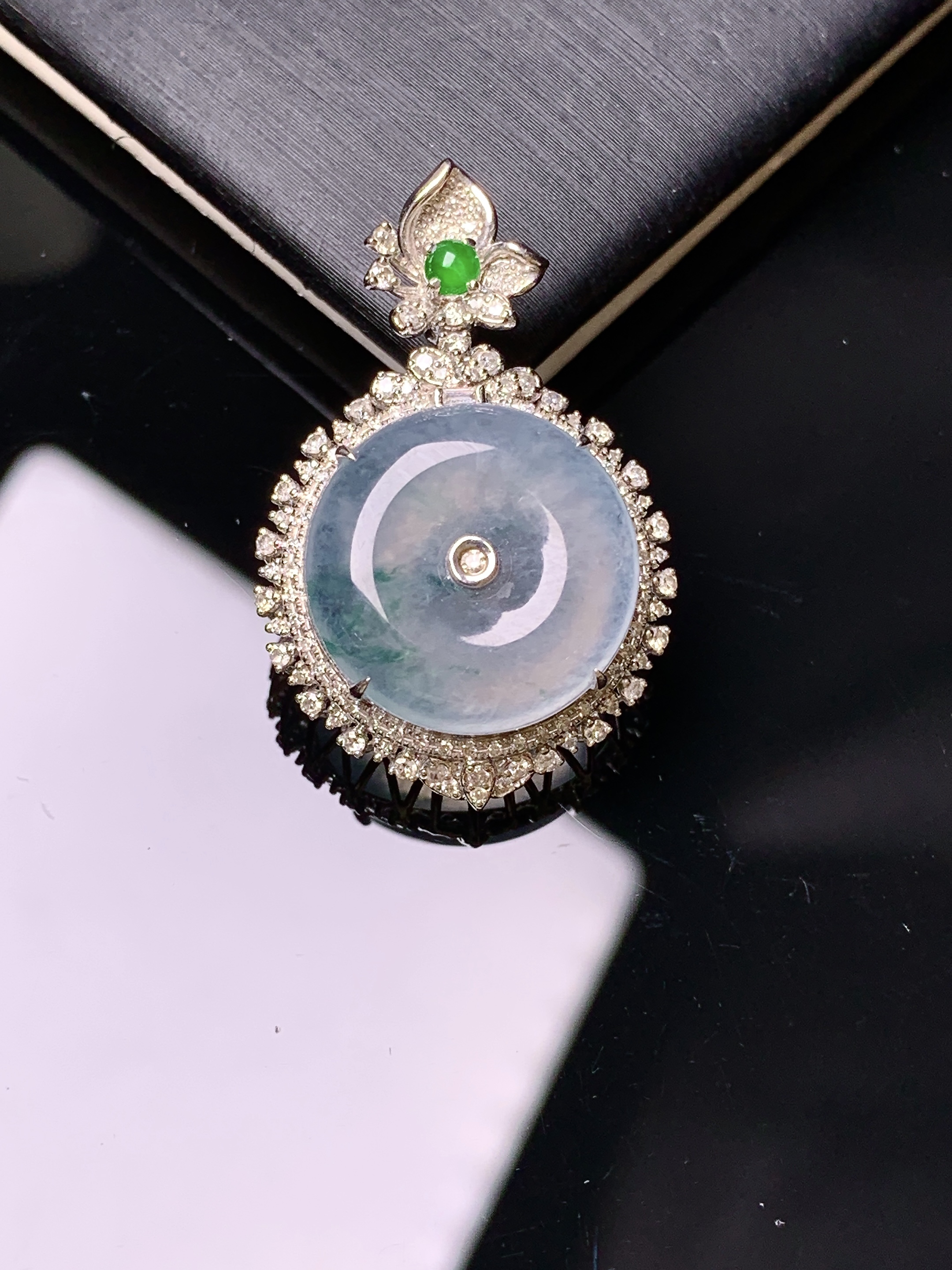 18k金钻镶嵌冰种平安扣吊坠 玉质细腻 色泽艳丽清新 水润亮眼 整体尺寸29.5*19.3*8.6y