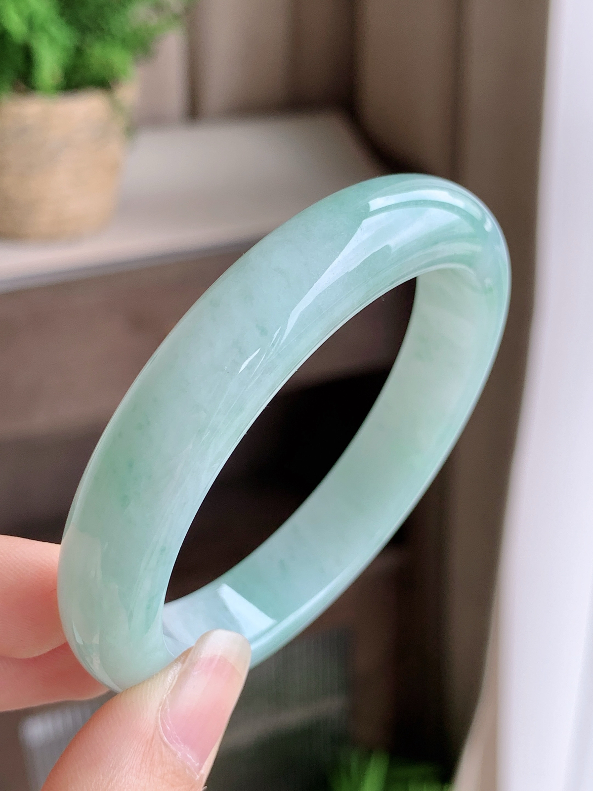 【手镯】正圈 圈口 55 56
【尺寸】55.7-11.9-7.6
【说明】冰飘花 烟雨晴水 种老细腻 缅甸A货翡翠 完美