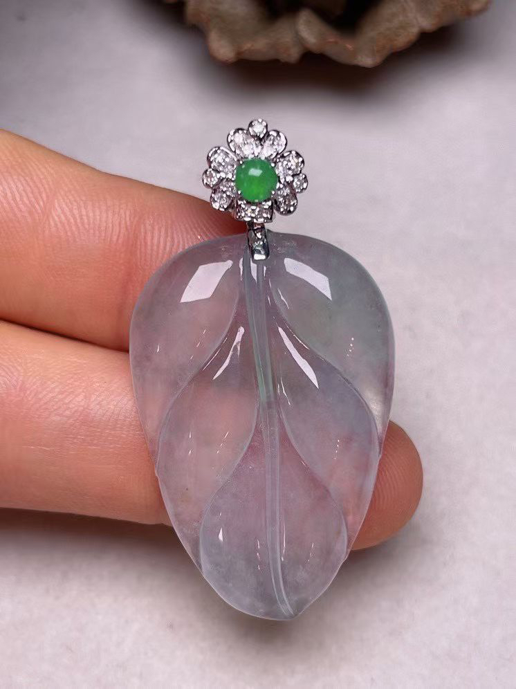 冰种飘绿叶子吊坠、真金真钻镶嵌，种水好，玉质细腻 .裸石尺寸 33.0*26.0
