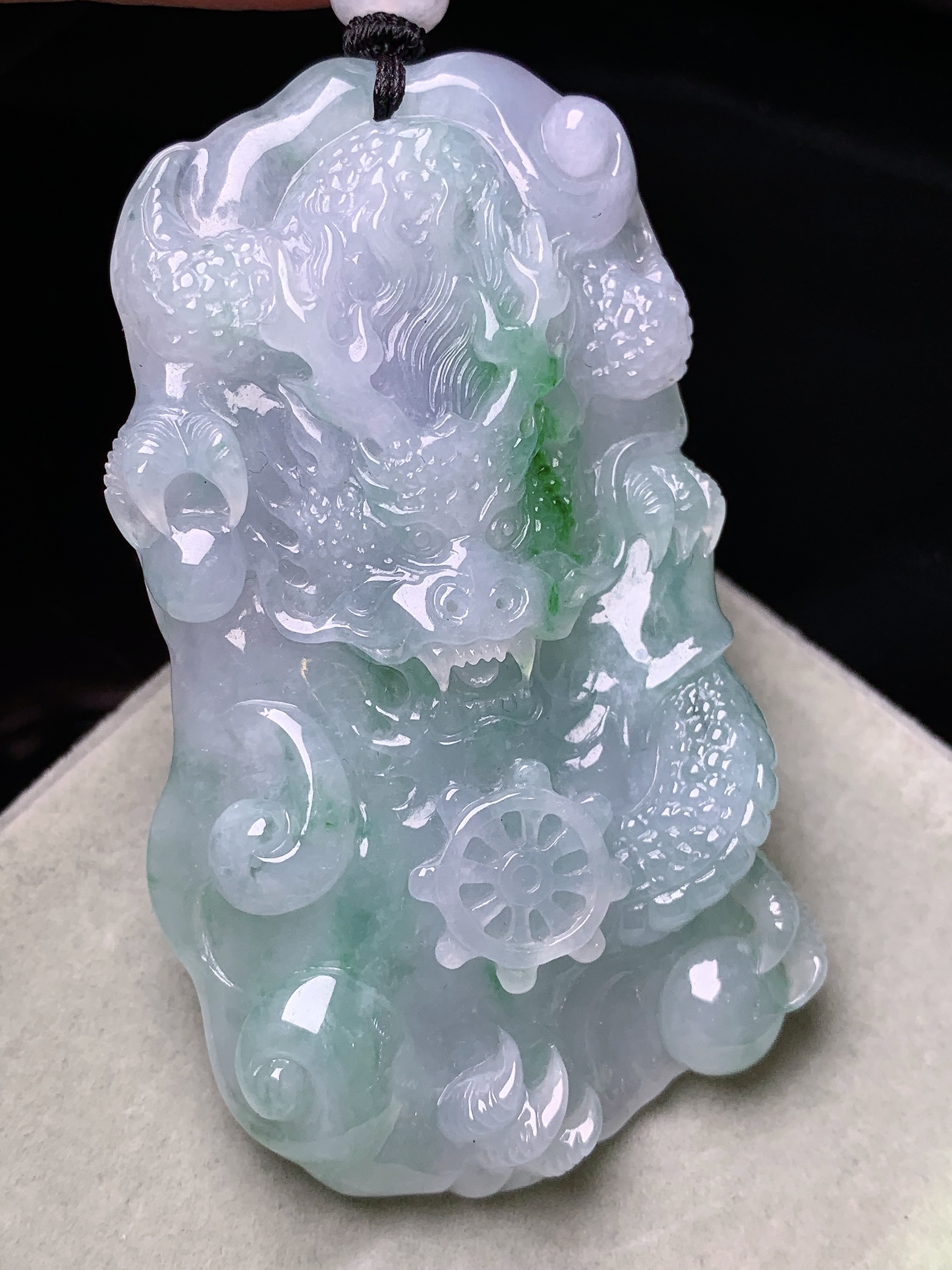 飘绿龙牌子吊坠 玉质细腻 色泽艳丽清新 水润亮眼 整体尺寸72.8*40.8*11.5L1