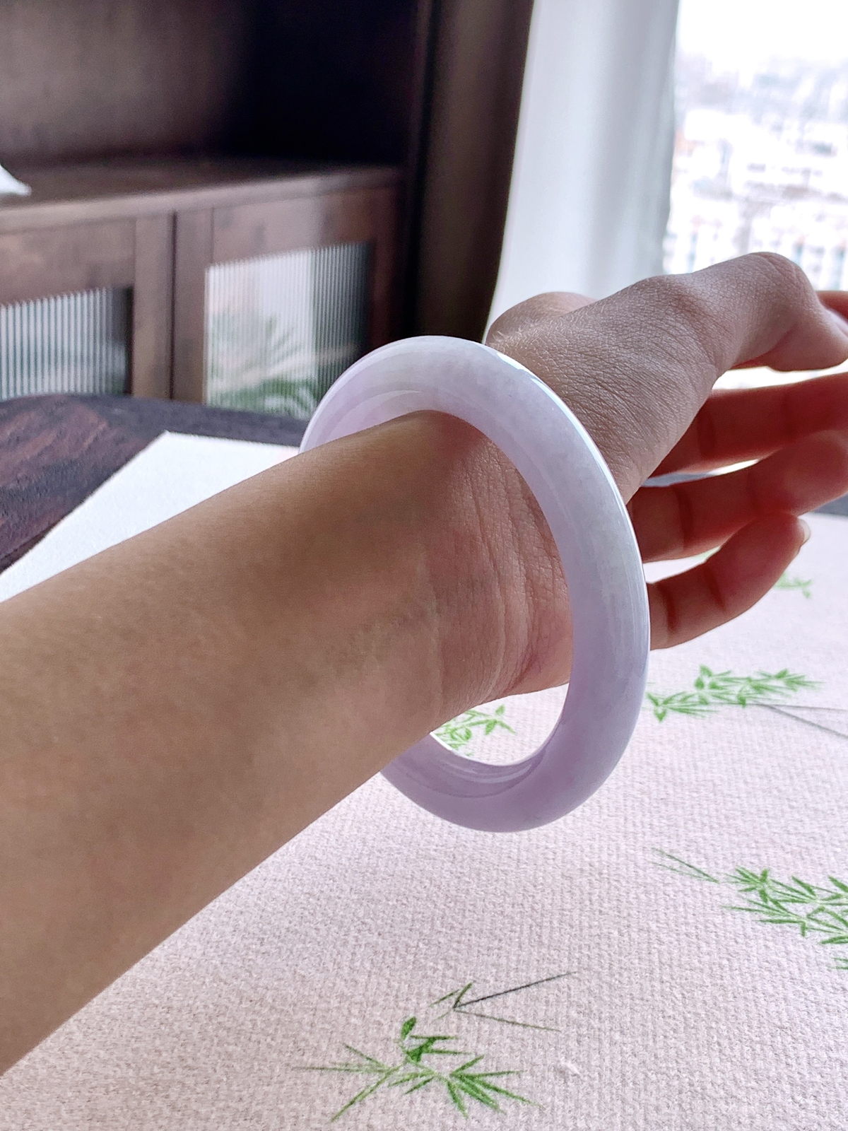 【手镯】️圆条 圈口 57 58
【尺寸】56.3-10.3-10.6
【说明】莫奈花园 冰紫罗兰 种老细腻 缅甸A货翡翠 完美