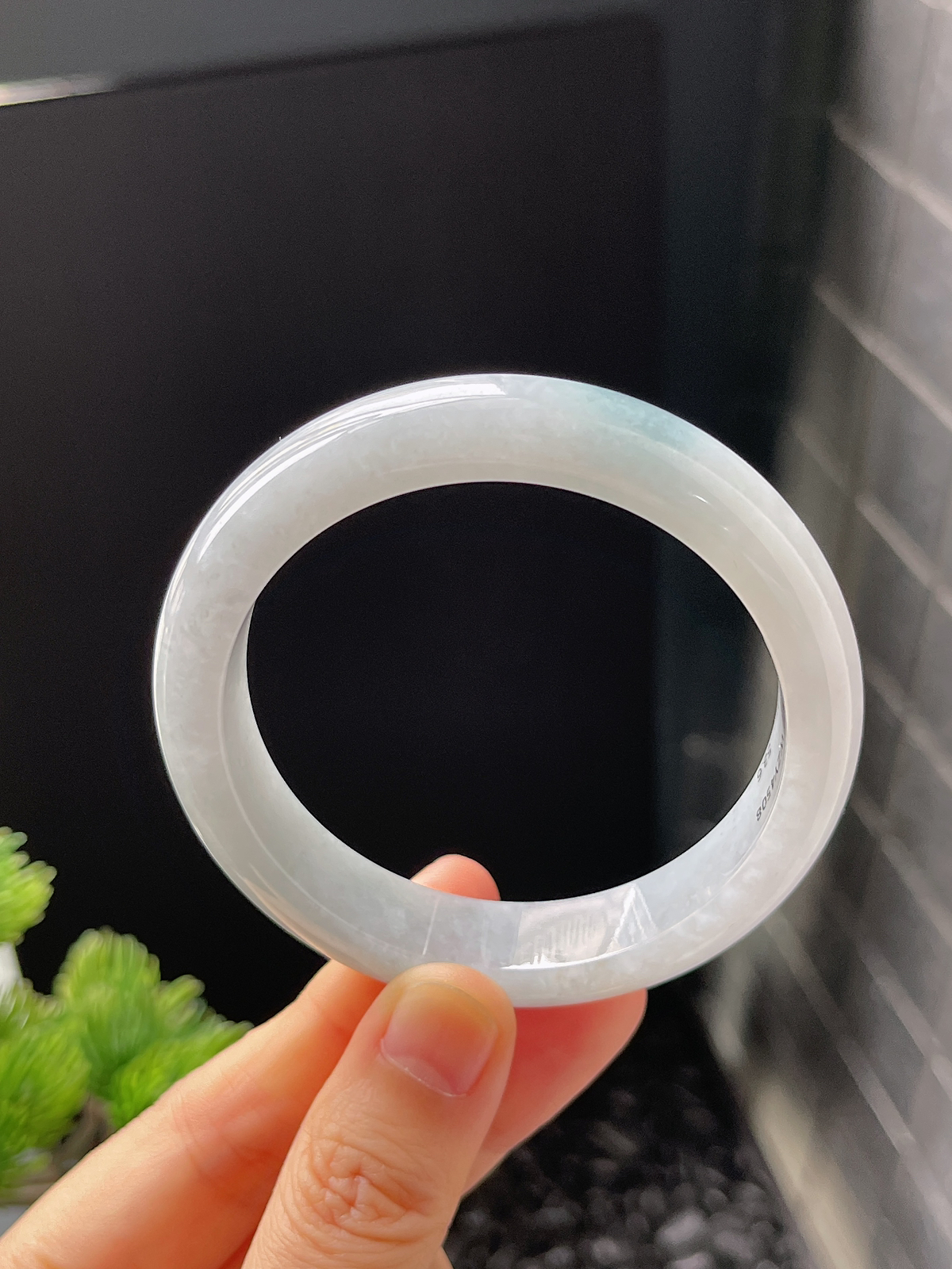 正圈53.6圈口，翡翠糯化种淡蓝色手镯