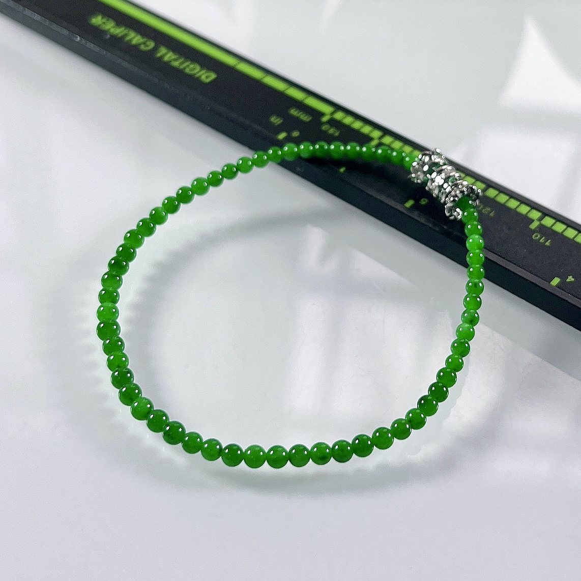 收藏级别，缅甸天然翡翠A货，卡3冰种满绿正阳绿小米珠小圆珠手串手链，尺寸：3mm/61颗，长度170mm，重量：3.41g
