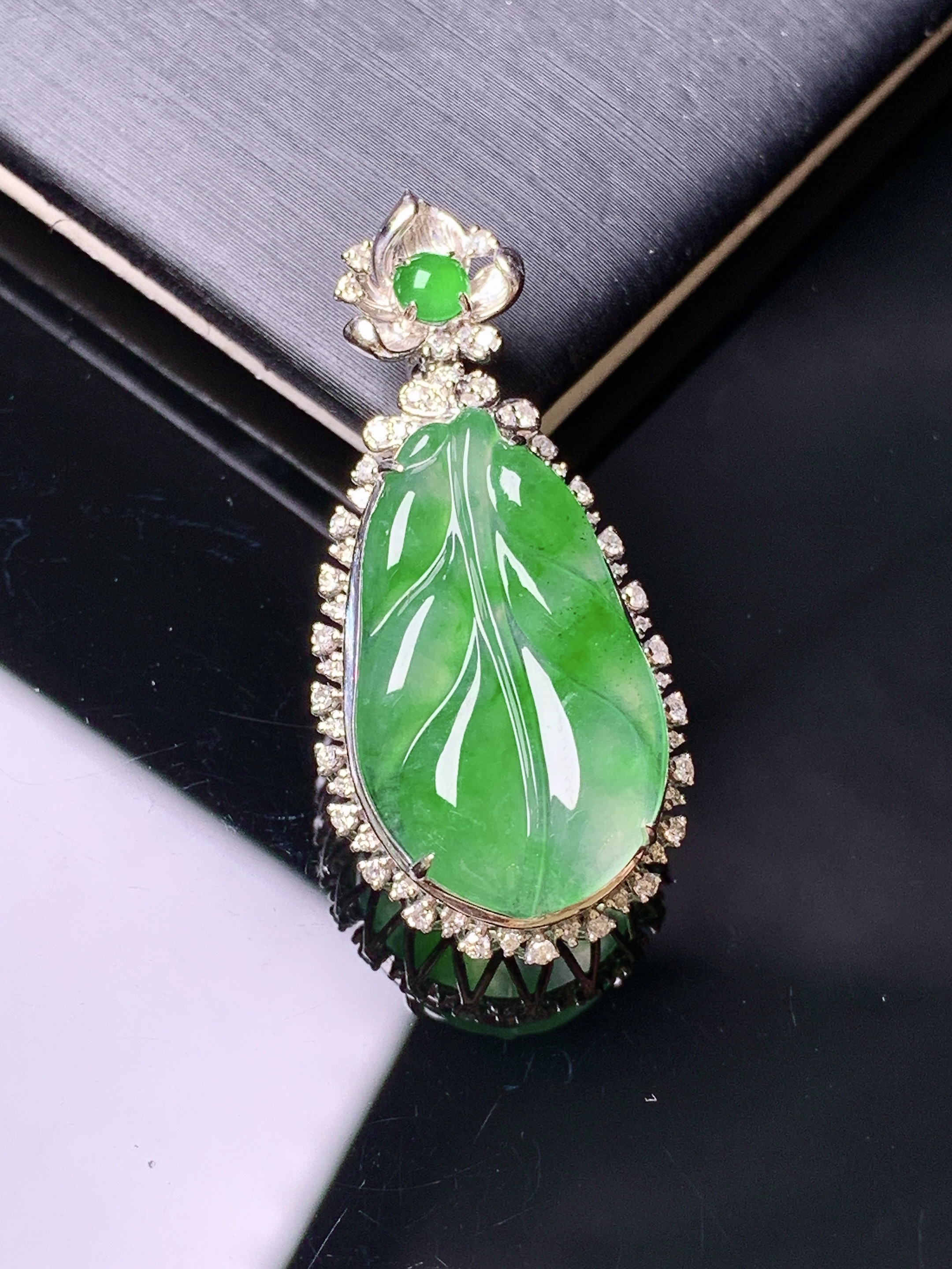 18k金钻镶嵌翠绿树叶吊坠 玉质细腻 色泽艳丽清新 水润亮眼 整体尺寸34*16*8.5y4