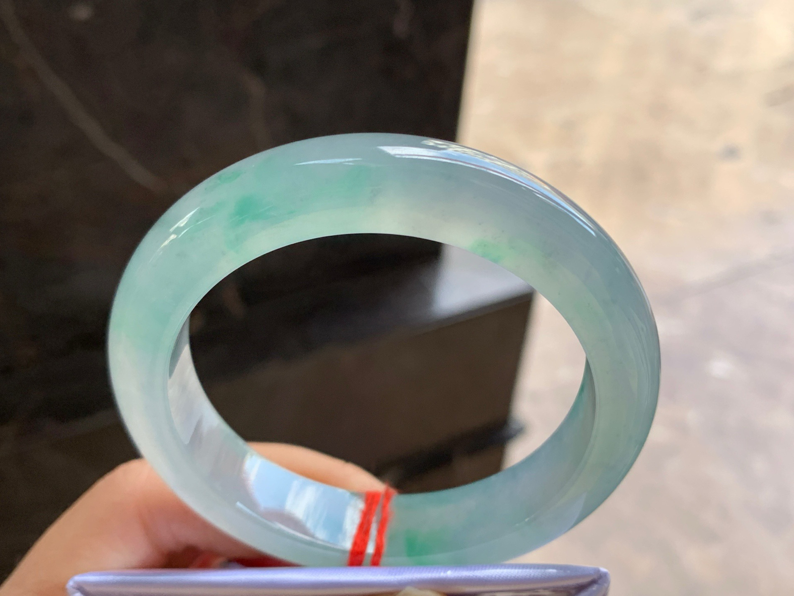 57-13-9.2

冰种飘绿手镯^_^透亮