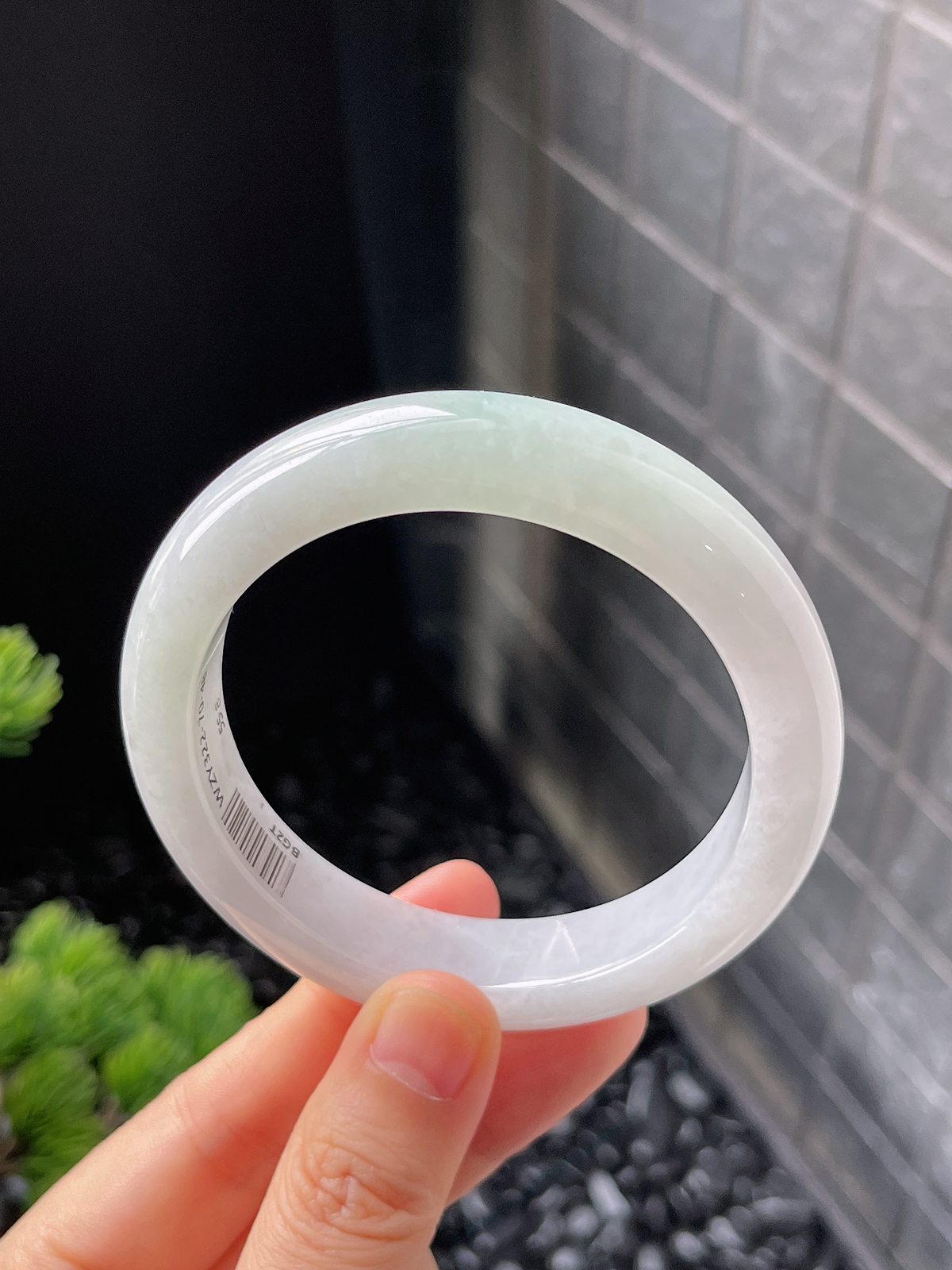 正圈55.8圈口，翡翠糯化种淡绿色手镯