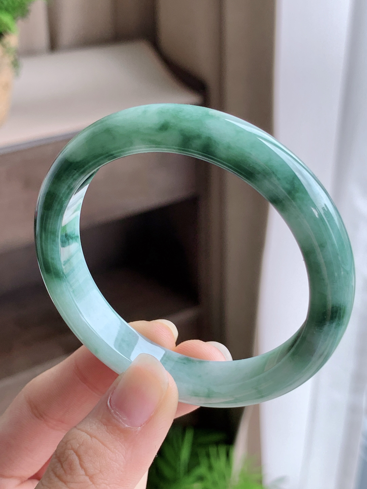 【手镯】正圈 圈口 55 56
【尺寸】55.5-11.4-7.4
【说明】冰飘花 青山云雾 种老细腻 缅甸A货翡翠 完美