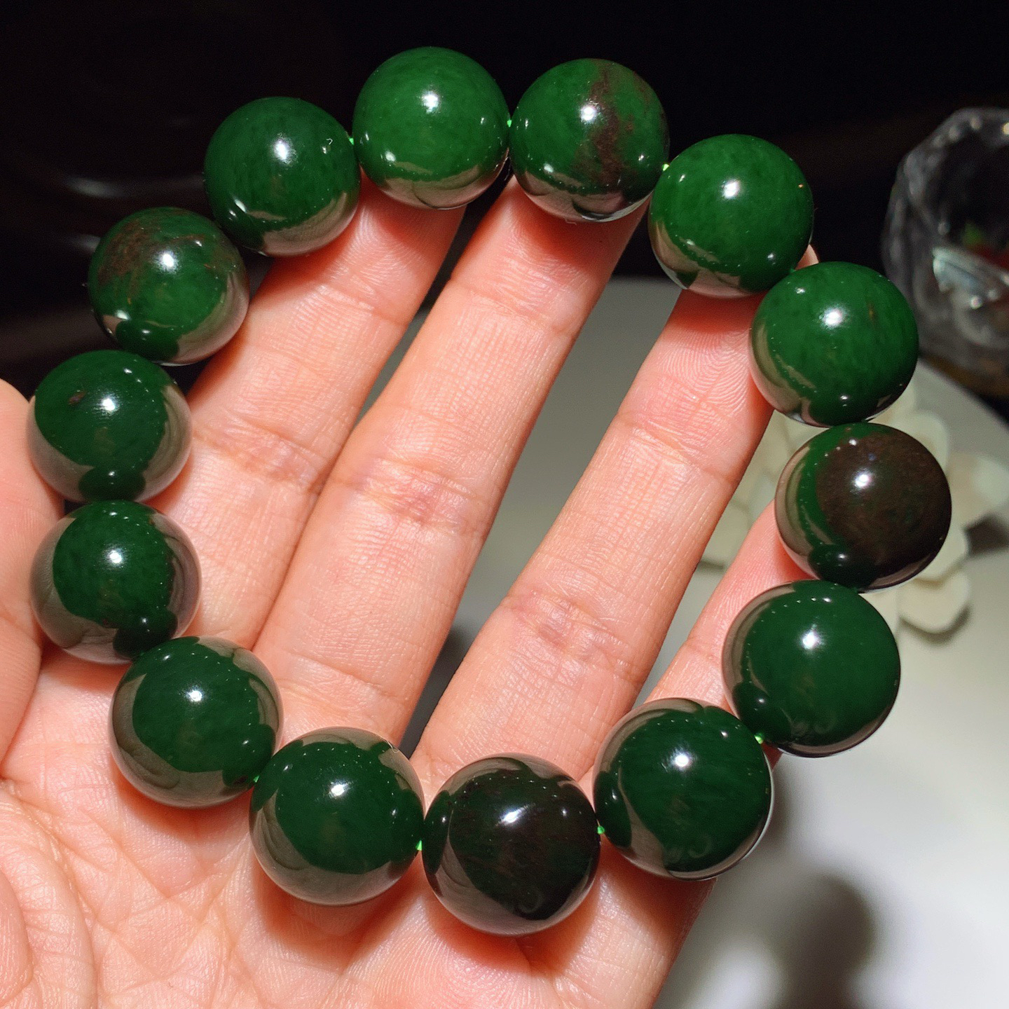 和田玉七号矿红皮料菠菜绿俄罗斯碧玉圆珠手串。单颗尺寸16！玉质细腻油润 底色纯净 脂粉好，品质好。l