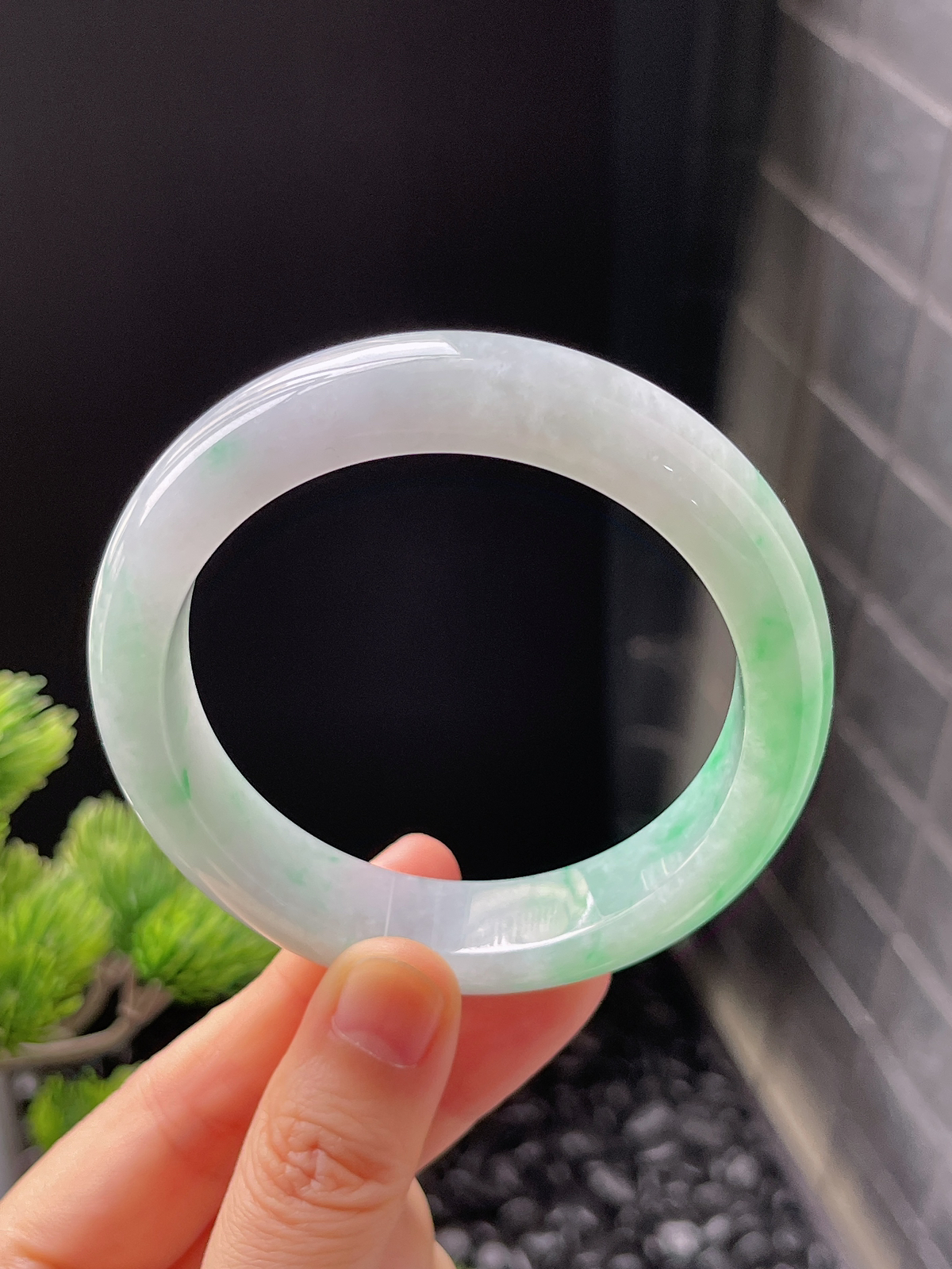 正圈56.6圈口，翡翠糯化种飘绿手镯